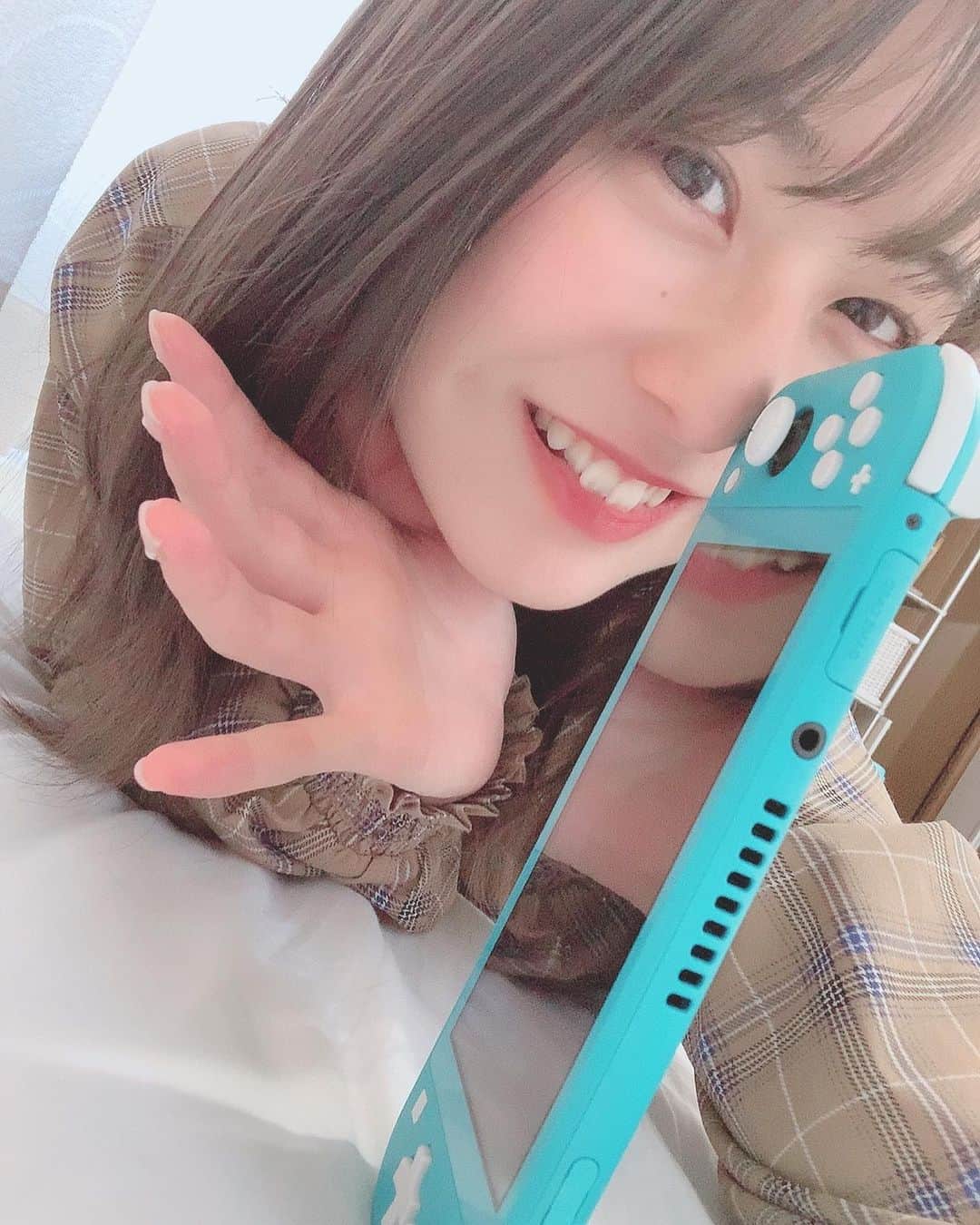 布施柚乃さんのインスタグラム写真 - (布施柚乃Instagram)「🎮﻿ ﻿ ﻿ ずっと喋ってんねんりの。笑﻿ ﻿ ﻿ #sister#姉#妹#姉妹#仲良し#4つ下#ゆのりの#자매#여동생#누나﻿ #game#Switch#Switchright#Nintendo任天堂#ニンテンドー#すいっち#スイッチ#スイッチライト#どうぶつの森#どう森#あつ森#マイデザイン#게임」5月7日 18時00分 - yuno.fuse