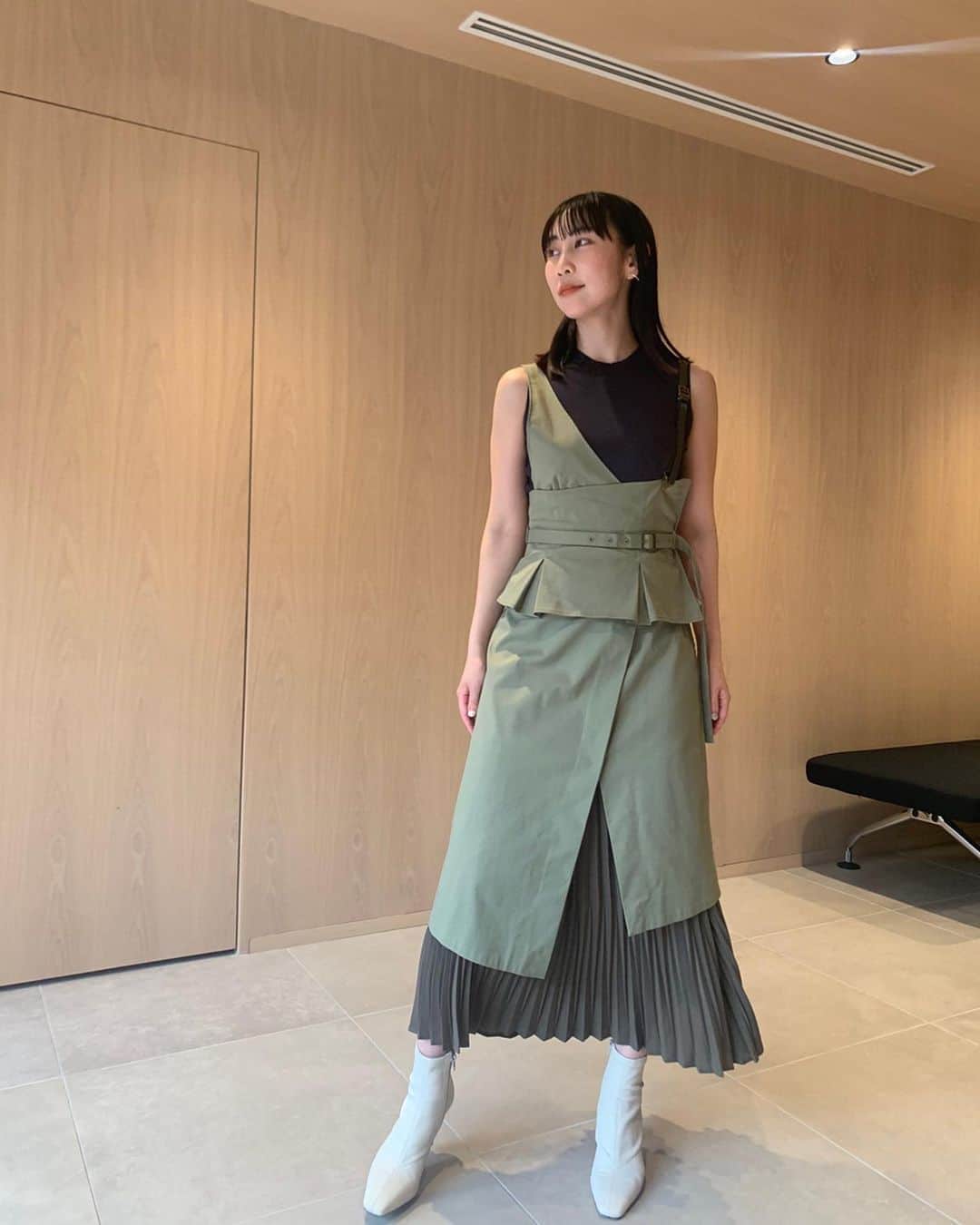 近野莉菜のインスタグラム：「GW中にSNIDELのストーリーで紹介した【3wayトレンチワンピース】です☺︎ コルセット付きスカートとプリーツワンピースを融合させたトレンチデザインワンピース。 ショルダーはどちらも取り外しが可能なので、スカートとしても◎ アクセントとなるコルセットは、ウエストマーク効果でスタイルアップできるし、3WAYでアレンジが楽しめる、存在感のある一枚です☺️ #SNIDEL #SNIDELsnap #enjoyhome」