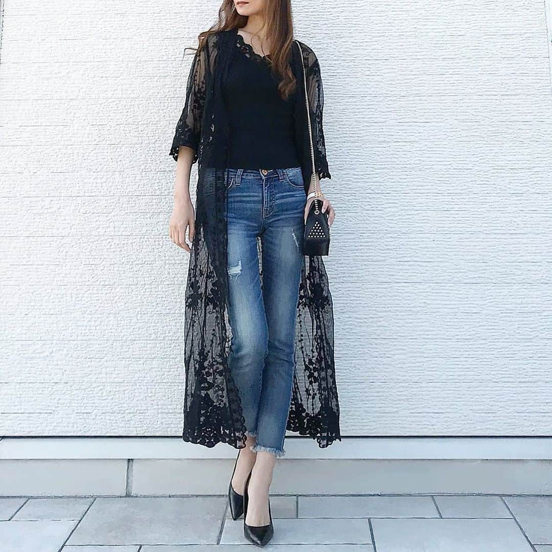 のインスタグラム：「コーデ ＊ ＊  @fifth_store の#フラワー刺繍スカラップロングガウン  BLACKは大人っぽくカッコイイ🖤 凄く綺麗でめちゃくちゃ好みのガウン👏 身長164cmでこの感じです。 早くこれ着て外出した〜い。 今はネットお楽しみ！ 今日は50%OFFクーポンが出てるので、このアイテムもお得にGet！✨✨ ＊ ＊ #fifth #fifthtl #フィフス # #ファッション #トレンド #ガウン #パンツコーデ #160cm以上コーデ #ガウンワンピース #夏コーデ #春コーデ #おうち時間 #shef #プチプラコーデ #プチプラファッション  #きれいめコーデ #コーデ #シンプルコーデ #大人コーデ #大人ファッション #きれいめカジュアル #大人カジュアル #カジュアルコーデ #coodinate #fashionista #fashiongram #instafashion」