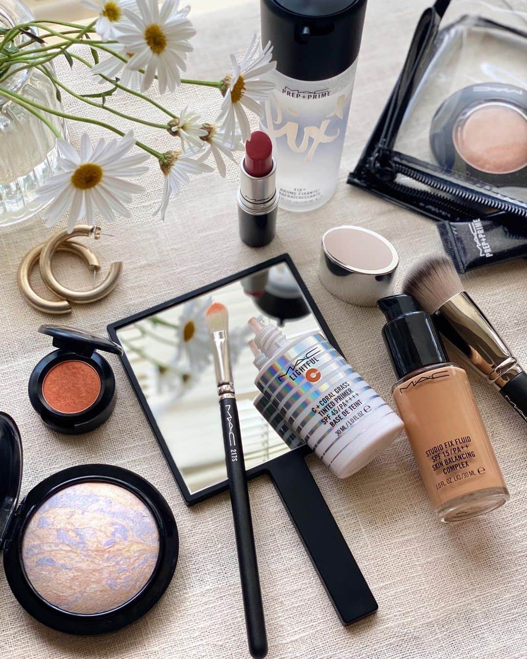 M∙A∙C Cosmetics Japanのインスタグラム：「【M･A･C公式オンラインショップ限定】 本日5月7日(木)から、税込8,250円以上ご購入の方に限定デザインのハンドミラーをプレゼント🎁 持ち運びに便利な使いやすいスクエア型のミラーです。 数量限定のため、お早めに✨  ㅤ ※ミラー：サイズ 9cmx9cm、全体17cm ※なくなり次第終了 ※M·A·C 公式オンラインショップにおいて、プレゼントがショッピングカートに表示されますのでご確認ください。ショッピングカートに表示されない場合は、在庫切れとなります。  ㅤ ㅤ 【公式オンラインショップ限定特典】 ☑︎初回ご購入のお客様へ10% OFFクーポンをプレゼント（クーポンコードwelcome） ☑︎税込5,500円以上のご購入で、沖縄・北海道を含む全国への送料が無料! ㅤ ㅤ #MACCosmeticsJapan #MACCosmetics #MAC #MACコスメ #マックコスメ #コスメ #メイク #化粧品 #デパコス #コスメ部 #コスメマニア #コスメ好き #コスメ好きさんと繋がりたい #メイク好きな人と繋がりたい #春メイク #春コスメ #口紅 #MACリップ #リップ好き #アイシャドウ #アイメイク #ハイライト #ミラー #ハンドミラー #鏡 #手鏡 #母の日 #母の日プレゼント #母の日ギフト #プレゼント」
