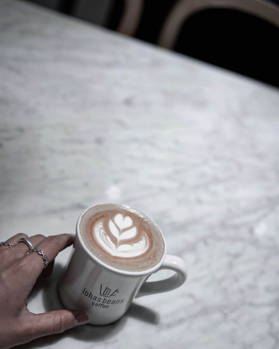 紺谷みえこのインスタグラム：「ママに「コーヒーに蜂蜜を入れるといいのよ」と言われてから、コーヒーやカフェラテを飲むときは必ず入れるようにしています🐝 ・ ・ 蜂蜜には疲労回復、風邪予防、咳止め、免疫力アップ効果があります。ビタミン、カルシウム、鉄分といった27種類のミネラル、22種類のアミノ酸、80種類の酵素、ポリフェノールなど150を超える成分も含まれています。  コーヒーは肝臓強化と、含まれるクロロゲン酸は脂肪肝を防ぐといわれています。レモンの約10倍の抗酸化力があると言われています。 (↑林修の今でしょ！講座で紹介された情報より、こういうの読むのだいすき。) ・ ・ #コーヒー　#カフェラテ　#蜂蜜　#いつかの #おうち時間　#コーヒー好き　#スピネリキルコリン　#coffee  #cafe #cafeart  #fashion #spinellikilcollin  #photo #likes」