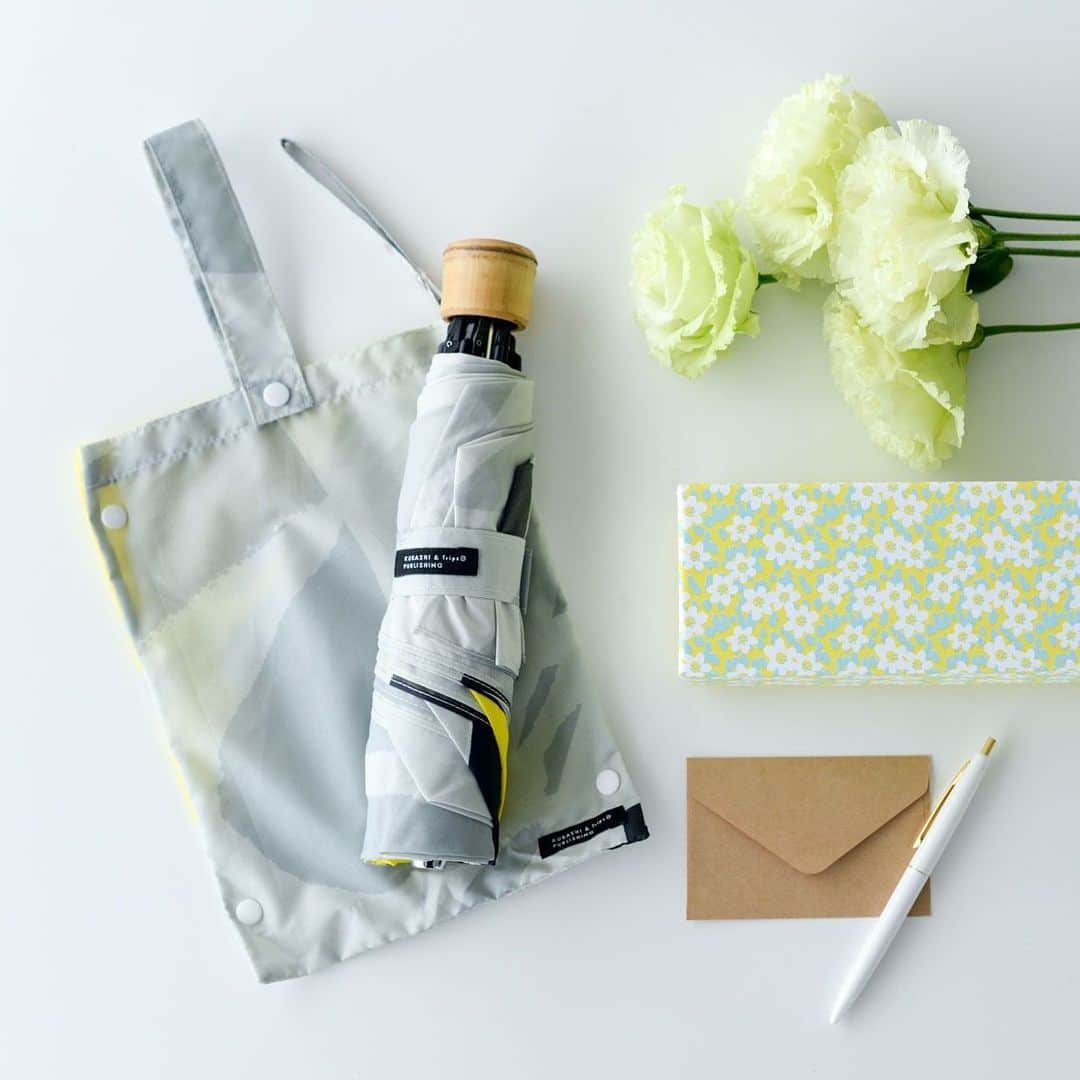 北欧、暮らしの道具店さんのインスタグラム写真 - (北欧、暮らしの道具店Instagram)「【明日・5/8（金）朝9時までのご注文で母の日までにお届け！】当店オリジナルの折りたたみ傘が、今だけ限定のギフトボックス付きです🎁 . - - - - - - - - - - - - 贈る方・贈られた方にワクワクしてもらえるように、 心を込めて作った「母の日限定ギフト」。 箱自体も贈り物として、 永く使っていただけるよう心を込めて作りました！  箱のデザインは、フィンランドで母の日に 子どもたちから贈られる、 小さな白いお花valkovuokko。 . 柔らかな手書きタッチに気分が華やぐ色味なので、 インテリアの中でもお楽しみいただけそうです◎ . 箱の中身は、当店人気の「晴雨兼用の折りたたみ傘」。 デザイナーのサトウアサミさんにお頼みして作った 大人も持ちやすい、こだわりのテキスタイルです！  傘袋を「トート型」に変えることもできるので、 急いでるときは傘を折りたたまずに、 そのままバサッと入れておくことができますよ◎  お母さんへの大切なギフトに、 ぜひ選んでいただけたらうれしいです。 . - - - - - - - - - - - - 【母の日限定ギフト】 折りたたみ傘 / 晴雨兼用 / サトウアサミ×KURASHI&Trips PUBLISHING . ▶︎ プロフィールのリンクから、お値段・サイズなど詳しい情報をご覧いただけます。→@hokuoh_kurashi ・ ※ 5/8（金）朝9時までのご注文で母の日までのお届けが可能です。ぜひご活用くださいね♪ . #KURASHIandTripsPUBLISHING#hat#fashion#coordinate#母の日#折りたたみ#傘#折りたたみ傘#サトウアサミ さん#ギフト#春コーデ#春#ファッション#プレゼント#シンプル#シンプルライフ#シンプルデザイン#暮らしを楽しむ#日々の暮らし#北欧#暮らし#北欧暮らしの道具店」5月7日 18時09分 - hokuoh_kurashi