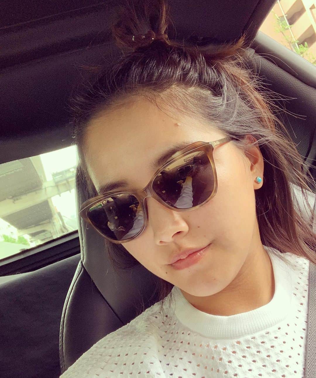 のインスタグラム：「ターコイズのピアスが似合う季節になってきたねん🐳🐳 べち子さんでスーパー行った！  YouTubeアップしてるからみてね！」