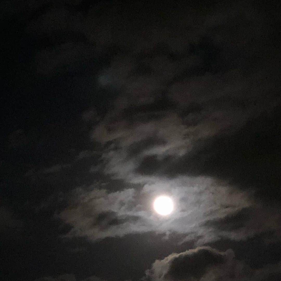 長与千種さんのインスタグラム写真 - (長与千種Instagram)「月と灯り 今宵はコレに癒された。  有り難いね🤟  そんな些細な日常が。」5月7日 23時42分 - chigusanagayo