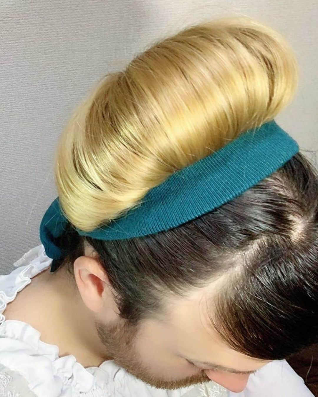 レディビアードさんのインスタグラム写真 - (レディビアードInstagram)「Today’s lockdown hairstyle: Grab that glass slipper, it’s nearly midnight!✨🕛🏰 #Quarantine #おうち時間を楽しむ」5月7日 23時44分 - ladybeard_japan