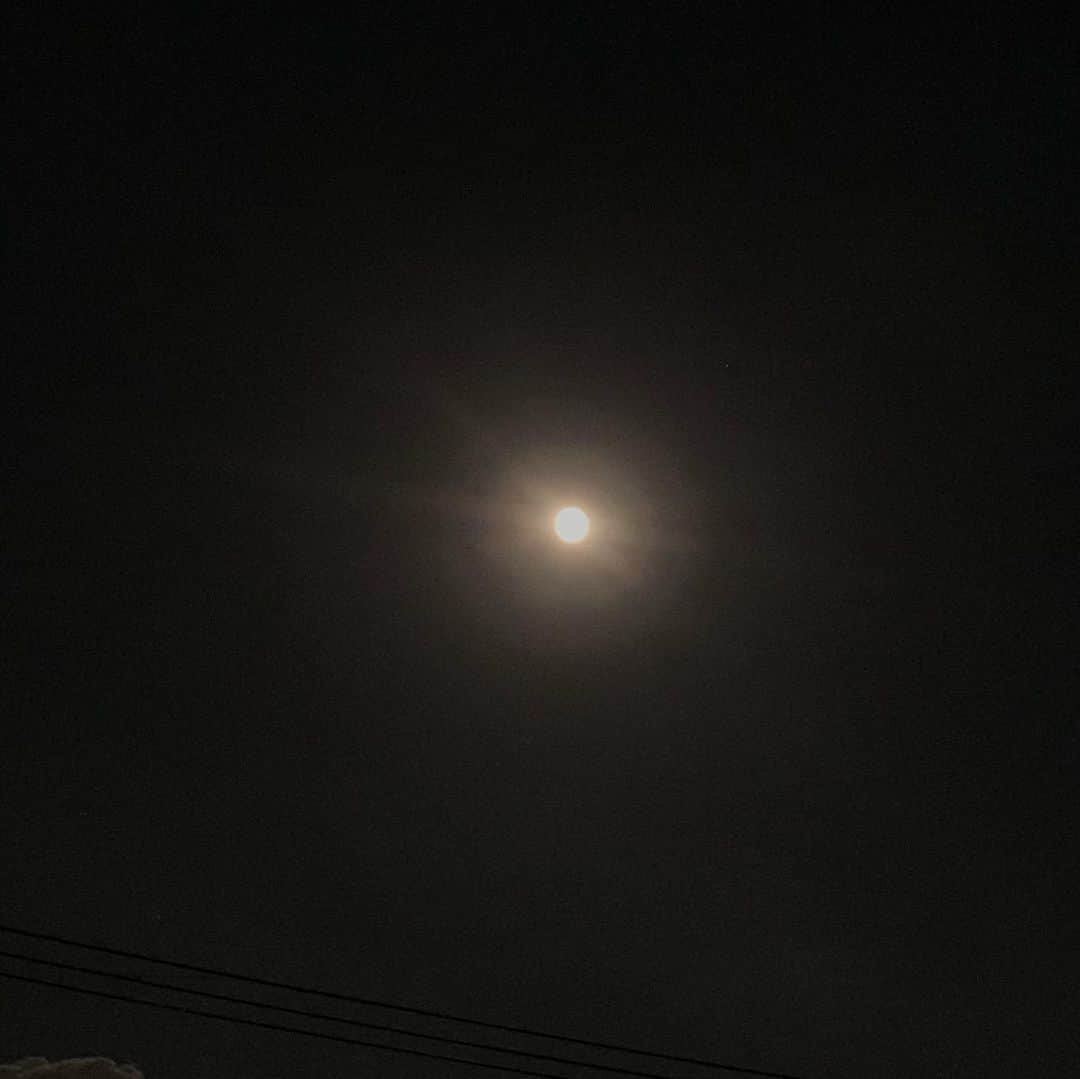 福西崇史さんのインスタグラム写真 - (福西崇史Instagram)「. 満月🌕で月光浴✨ . フラワームーンやって😊 めちゃ明るいやん✨✨✨ . #満月 #フラワームーン #明るい光を照らしてくれる #月光浴 #ちょい寒い #すぐ終了 #狼も来るし #なるんか #古いか #笑  #moon」5月7日 23時48分 - takashi_fukunishi