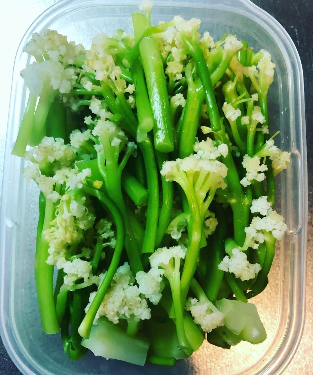 阿部洋子さんのインスタグラム写真 - (阿部洋子Instagram)「🍅🍆🥑🥦🥒🌶🌽🥕🥔🍠 きのういただいた謎のお野菜は、 #カリフローレ と判明！  軽く塩茹でして、 まずはマヨネーズにちょいお醤油垂らして いただきました。  カリコリしてて美味しい！ ごま油で炒めても美味しそう！ パスタの具でもよい感じかも🎶  無農薬野菜なので、 洗ったり茹でたあとに、 青虫くん登場w  #vegetables  #実は  #ジュニア野菜ソムリエ  #誰でも  #取れちゃう  #昔  #番組で  #取得  #ラジアン」5月7日 18時22分 - hirocoring