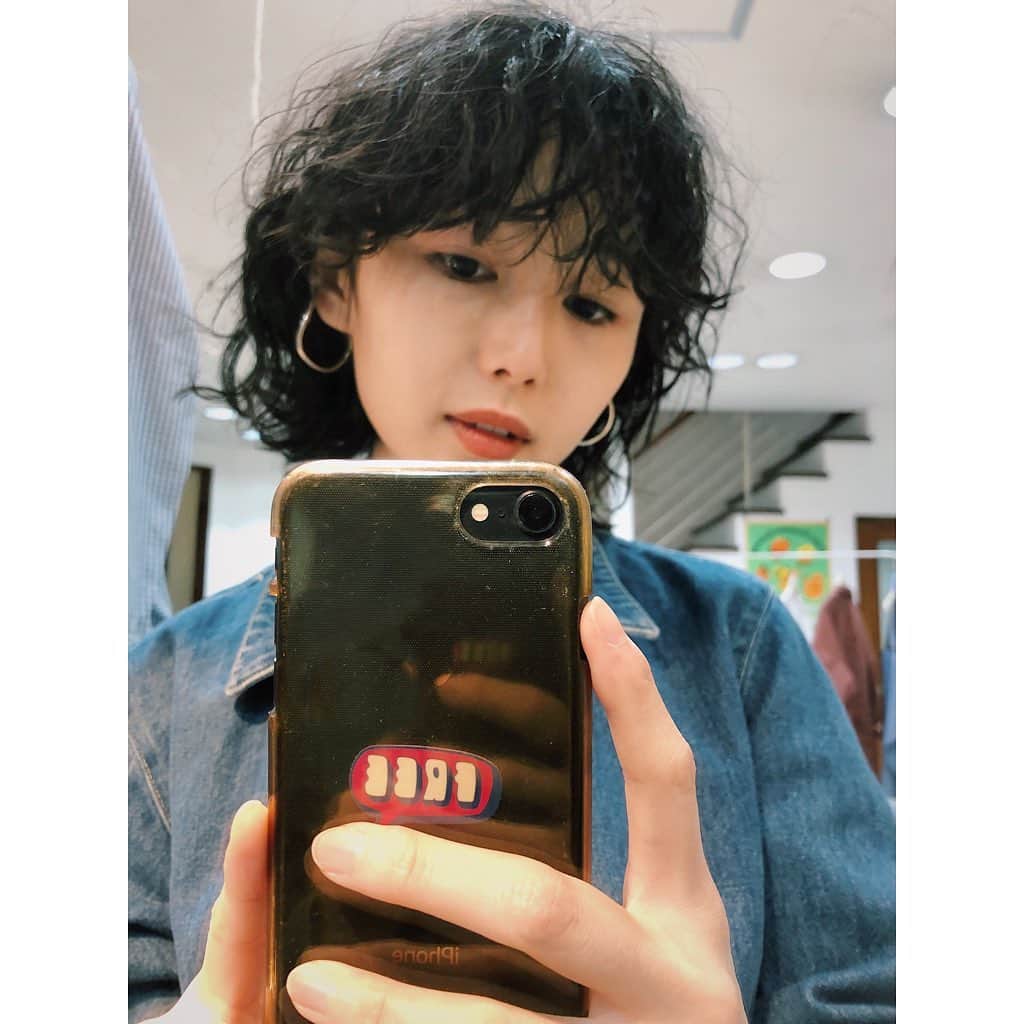 水戸悠夏子さんのインスタグラム写真 - (水戸悠夏子Instagram)「まだパーマが元気で嬉しいです。私の場合、"濡れ髪風"（？）とかでなく朝シャワー浴びてオイル付けて、そのまま出掛けるスタイル・・・。（時短）  #hair#uwuu_acc」5月7日 18時22分 - mitoyukako