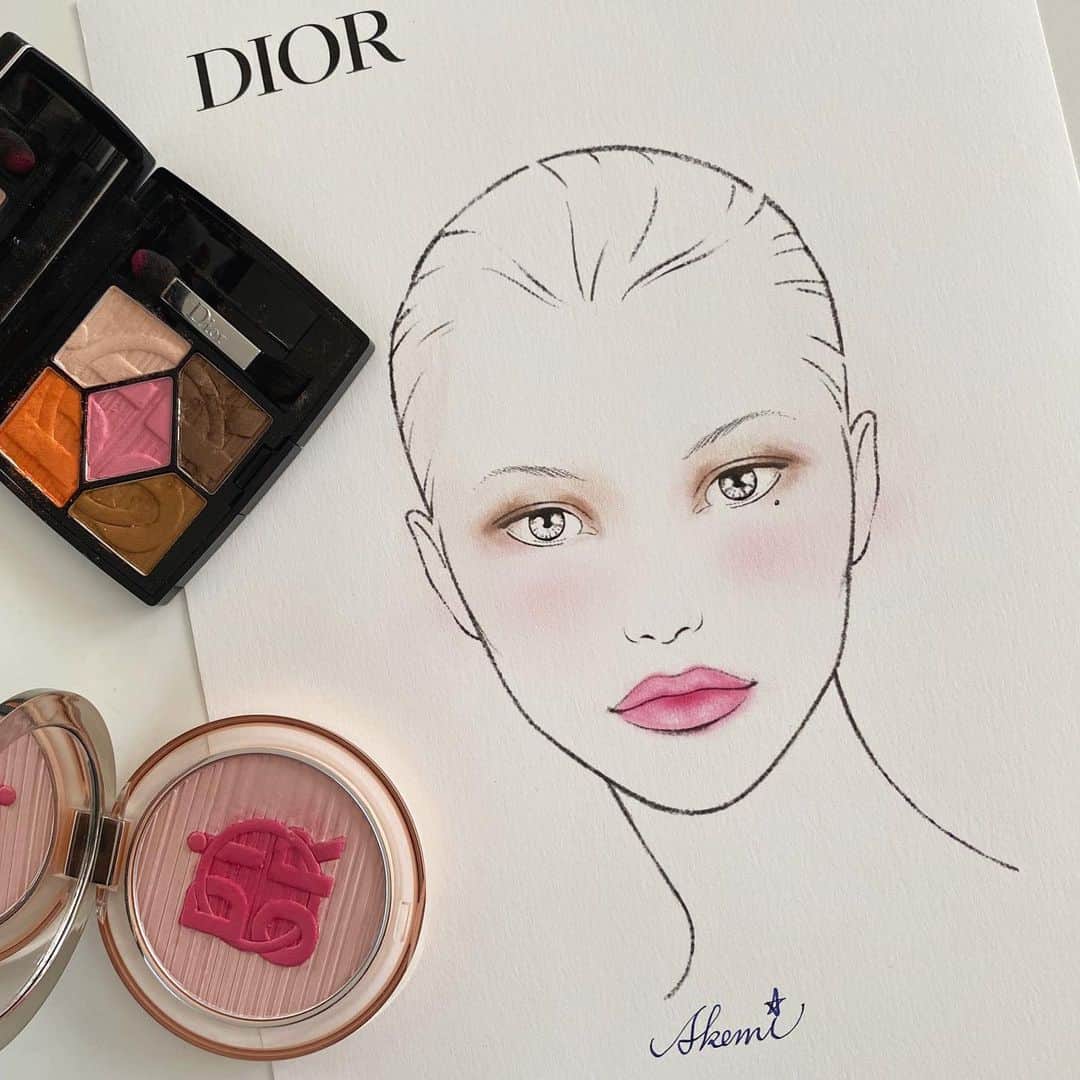 中野明海さんのインスタグラム写真 - (中野明海Instagram)「@kamimuu  @diormakeup  Diorから 楽しいお題を頂きました。 #diorstandswithyou  この、フェイスチャートにアイシャドウパレットの サンク　クルール897 と チークの MINERAL NUDE GLOW colorgames を使って 好きな顔を作るのです。  4月からSTAY HOMEですが、お家にいても、メイクをしていた方が肌にも心にも、家族にもw良いこともわかってきました👍🏻😆 （自分比😽） メイクアップ⤴︎👍🏻ですもんね💕  顔の形は同じ そこに 決められた色をどう乗せるかで、キャラクターも似合うお洋服も変わります。 アレンジは 無限大♾ 色は 指と付属のチップだけでざっくり乗せました。  リップマキシマイザーの トーキョーピンクは 紙に乗せると滲むのでチークで代用で、、 ✨✨✨✨色々な可能性✨✨✨✨✨ make up is freedom  微笑んで見えたり、キリッとしたり、イノセントだったり、モードだったり素朴だったりとメイクだけで、雰囲気は 自由自在✨✨✨✨」5月7日 18時35分 - akeminakano__official