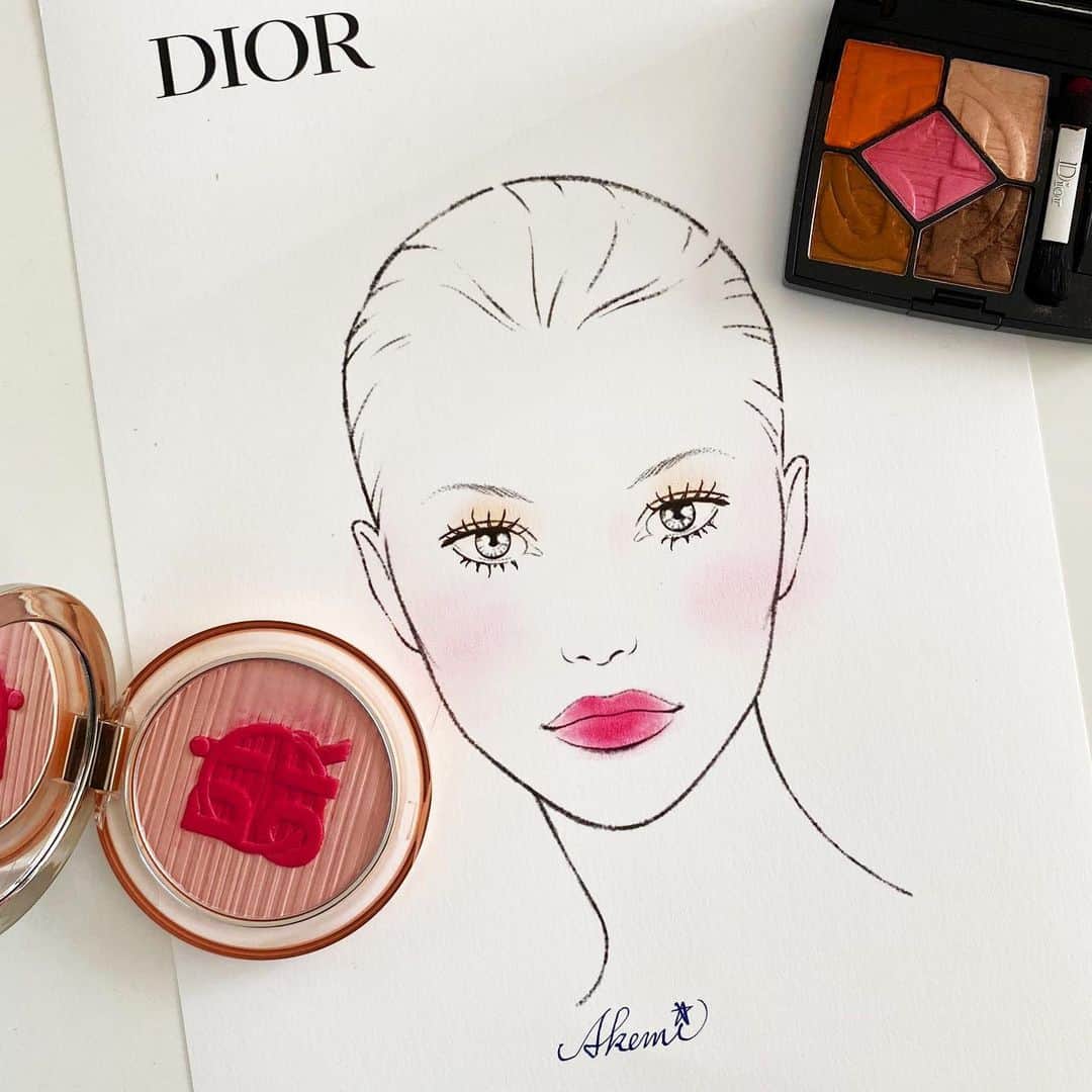 中野明海さんのインスタグラム写真 - (中野明海Instagram)「@kamimuu  @diormakeup  Diorから 楽しいお題を頂きました。 #diorstandswithyou  この、フェイスチャートにアイシャドウパレットの サンク　クルール897 と チークの MINERAL NUDE GLOW colorgames を使って 好きな顔を作るのです。  4月からSTAY HOMEですが、お家にいても、メイクをしていた方が肌にも心にも、家族にもw良いこともわかってきました👍🏻😆 （自分比😽） メイクアップ⤴︎👍🏻ですもんね💕  顔の形は同じ そこに 決められた色をどう乗せるかで、キャラクターも似合うお洋服も変わります。 アレンジは 無限大♾ 色は 指と付属のチップだけでざっくり乗せました。  リップマキシマイザーの トーキョーピンクは 紙に乗せると滲むのでチークで代用で、、 ✨✨✨✨色々な可能性✨✨✨✨✨ make up is freedom  微笑んで見えたり、キリッとしたり、イノセントだったり、モードだったり素朴だったりとメイクだけで、雰囲気は 自由自在✨✨✨✨」5月7日 18時35分 - akeminakano__official