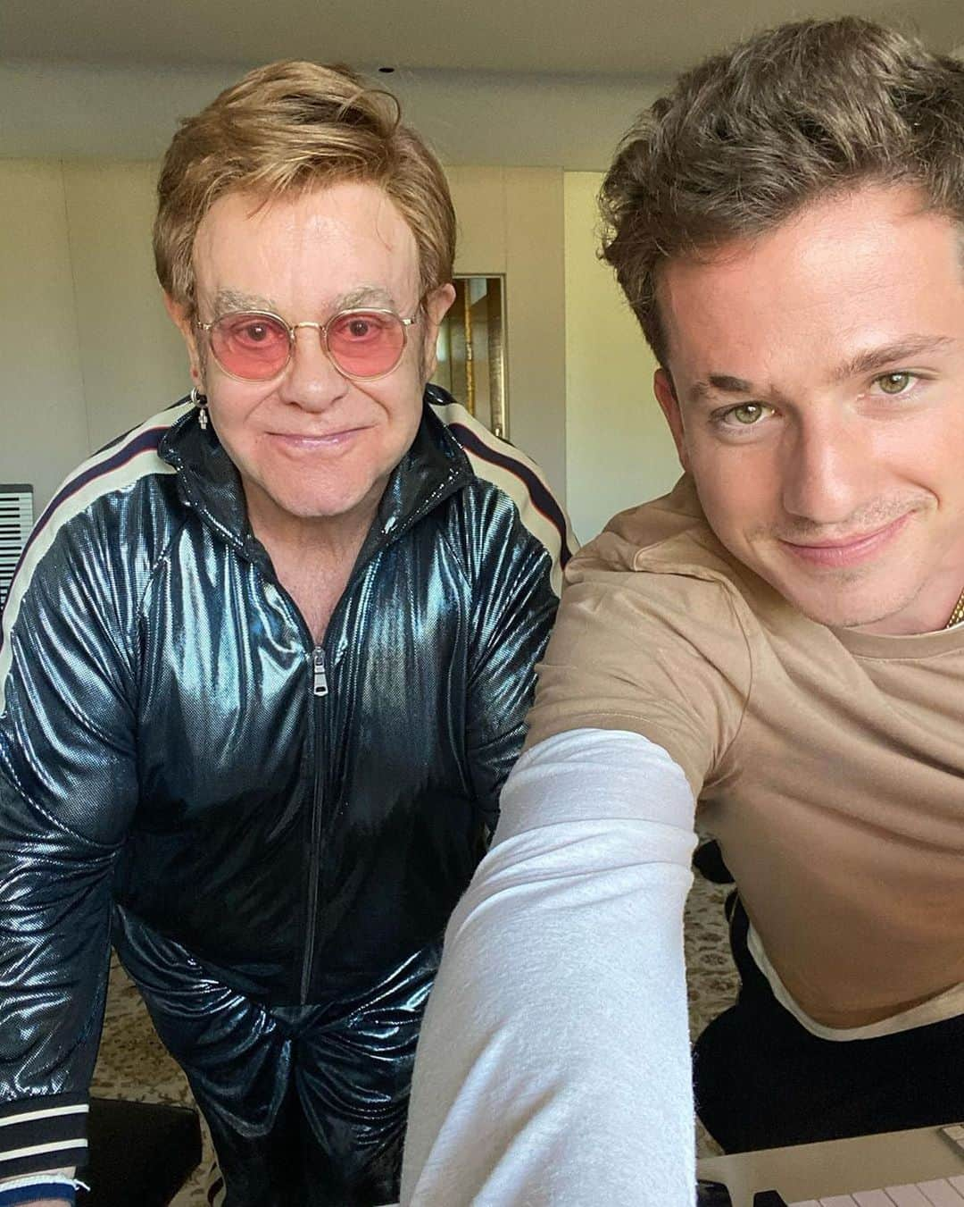 ワーナーミュージック・ジャパン洋楽さんのインスタグラム写真 - (ワーナーミュージック・ジャパン洋楽Instagram)「【Charlie Puth】 夢のコラボが実現⁉️ ✨ チャーリー・プースと伝説的ミュージシャン、エルトン・ジョンのツーショット‼️ ✨ チャーリーは「二人ですごく特別な曲を書いたよ」と投稿🤩 ✨ どのような曲が出来上がったのか楽しみですね☺️ #charlieputh #eltonjohn #singersongwriter #チャーリープース #エルトンジョン #おうちで音楽 #洋楽」5月7日 18時28分 - warnermusicjp_intl