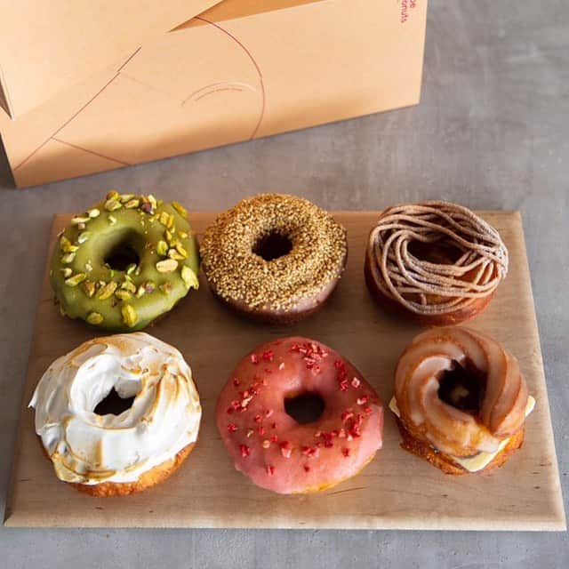 コエのインスタグラム：「. デリバリー＆テイクアウト営業のお知らせ . いつもkoe donutsをご愛顧頂きましてありがとうございます。 新型コロナウィルスの感染拡大防止対策のため休業しておりましたが 5月7日よりデリバリー＆テイクアウトでの営業を再開させていただきます。  メニューを一部限定しての営業となりますが、 どれも「オーガニック」「天然由来」「地産地消」をキーワードに、安心安全な美味しさにこだわって開発したドーナツです🍩 この機会にぜひ、 おうち時間でドーナツをお楽しみください！ . . 🍩 koe donuts delivery  受付時間：10:00～17:00 受付方法：電話のみ（075-748-1162）  メニュー：ドーナツ博士のおすすめデリバリーセット １）プレーン３個セット　¥750 (in tax) ２）プレーン６個セット　¥1500 (in tax) ３）アソート３個セット　¥900 (in tax) ４）アソート６個セット　¥1800 (in tax) ５）koe donuts クッキー缶　¥1500 (in tax) . . 「プレーンセット」は、 koe donutsやオールドファッションなど、生地ごとの様々な味わいをお楽しみいただけるセットです。 「アソートセット」は、 ストロベリーや抹茶など、様々な味のバラエティをお楽しみいただけるセットです。 . 配達エリア：京都市中京区 全域 決済方法：現金のみ 手数料：無料 . . ＊ 配達目安時間：約45分 ＊ 配達エリアは半径3km圏内でのお届けとなります。（雨天1km圏内） 　エリア外でも近い地域の方はお電話にてお問い合わせください。 ＊ 配達は自社スタッフにて行っているため、1日の受付件数に限りがございます。 　お届け時間等詳細につきましては直接お電話にてお問合せ下さい。 ＊ 店内イートインのご利用及びドーナツメルトの販売は休止となります。予めご了承ください。  #koedonuts #koeethical #donutsinnovation #donuts #cafestagram #genic_cafe #genic_sweets #cafetour #kyotocafe #ethical #コエ #コエドーナツ #ドーナツ #エシカル #エシカルドーナツ #地産地消 #カフェ巡り #京都カフェ #京都カフェ巡り #関西カフェ #四条カフェ #隈研吾 #長場雄 #京都観光 #도넛 #stayhome #おうち時間 #おうちカフェ #京都テイクアウト #togokyoto」