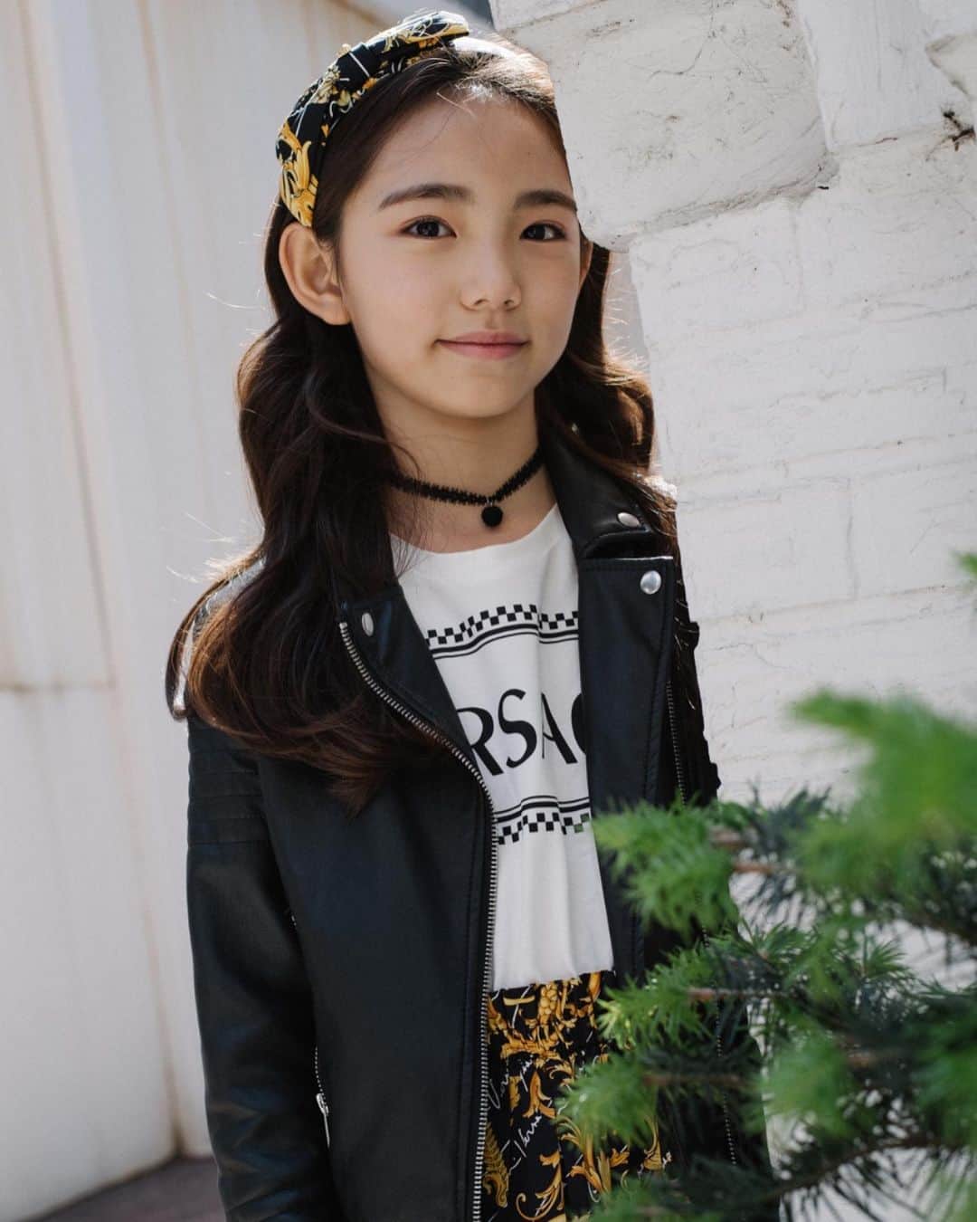 ウンチェのインスタグラム：「#빼꼼 😊 - - - - @farfetch @versace  #farfetch #파페치 #베르사체키즈 #영베르사체  #versace #youngversace #versaceSS20 #키즈모델 #주니어모델 #아역배우 #이은채 #은채」
