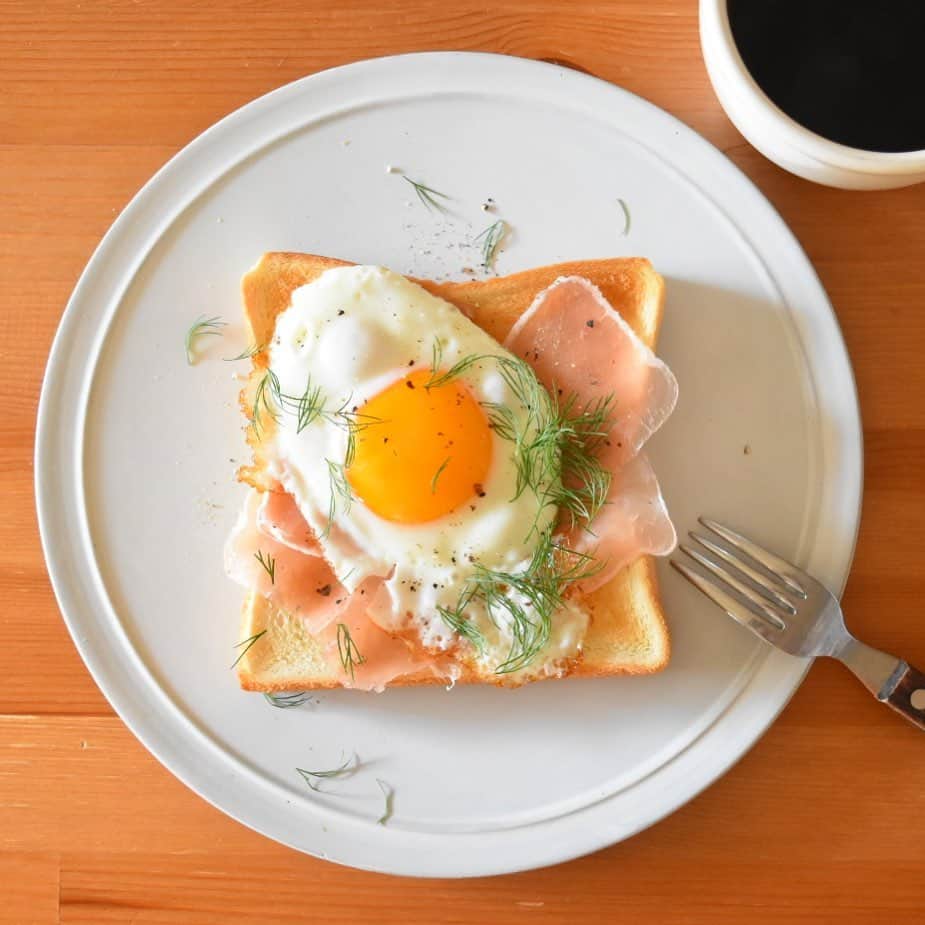 山崎佳のインスタグラム：「Today’s breakfast.  カレンダー通りで今日は仕事だけど、夫は普段の祝日が仕事な分、今週はまるっと1週間休み。今日明日は夫に育児も家事も丸投げで仕事できるー♩と思ったけど、まあそんなうまくいかないよなー。なんだかんだで私もやらなきゃにはなる。 今朝は夫と子たちがなかなか起きてこなかったから、家族のごはん準備してから1人で自分の朝ごはん。」