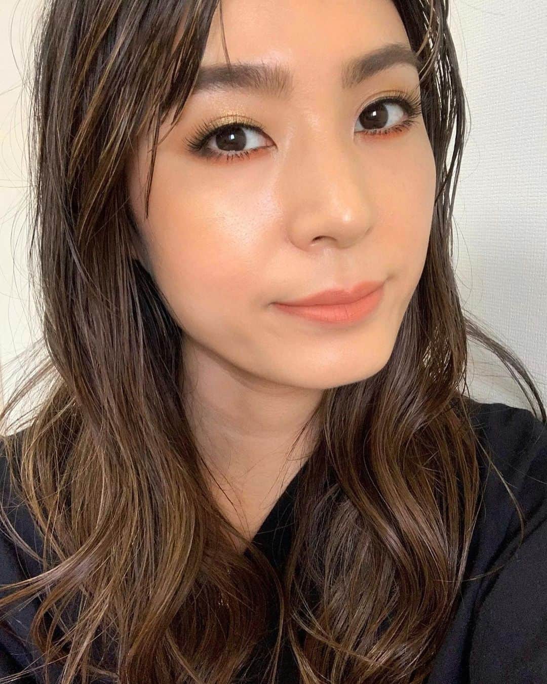 M∙A∙C Cosmetics Japanのインスタグラム：「本日発売の #MACモザイクマスターピース コレクションを使用した『オリエンタルなナチュラルメイク』#MACインスタライブ でご紹介した製品はこちらです👇 MAYUKO MOGAMI @mayuko_m424 @macpro_tokyo ㅤㅤ ㅤ 【コレクション使用製品】 ☑︎スモール アイシャドウ X 9: クリエイティブ コッパー ☑︎カジャル クレヨン [マサラ] ☑︎エクストラ ディメンション スキンフィニッシュ [ウィスパー オブ ギルト] ☑︎# 494SES プレシジョン ブラッシュ ブラシ ☑︎リップスティック [アンバーサンド] ㅤ ㅤ 【その他使用製品】 ☑︎M·A·C プレップ プライム 24 アワー エクステンド アイ ベース →アイシャドウベース ☑︎M·A·C プレップ プライム リップ →リップ下地 ☑︎# 217S ブレンディング ブラシ →アイホール全体に使用 ☑︎# 228S ミニ シェーダー ブラシ →上下アイライン、二重幅、下まぶたに使用 ☑︎# 219S ペンシル ブラシ →目頭に使用 ☑︎M·A·C ミネラライズ ブラッシュ [ウォーム ソウル] →チーク ㅤ ㅤ ご視聴いただいた皆さま、有難うございました！まだの方はIGTVからぜひご覧くださいませ📺💄 5月13日(水)にもモザイク マスターピースコレクションを使用して、Instagram LIVEを予定しています。 次回もお楽しみに✨」