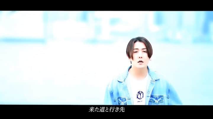 ミッチーのインスタグラム：「“千の夜をこえて”のリリックビデオもう見てくれたかな？ 2016年にカバーさせていただいてから4年経つけど今でも大好きな歌です 前向きになれる歌！！ まだな方はYOUTUBEでフルで見れるので是非。」
