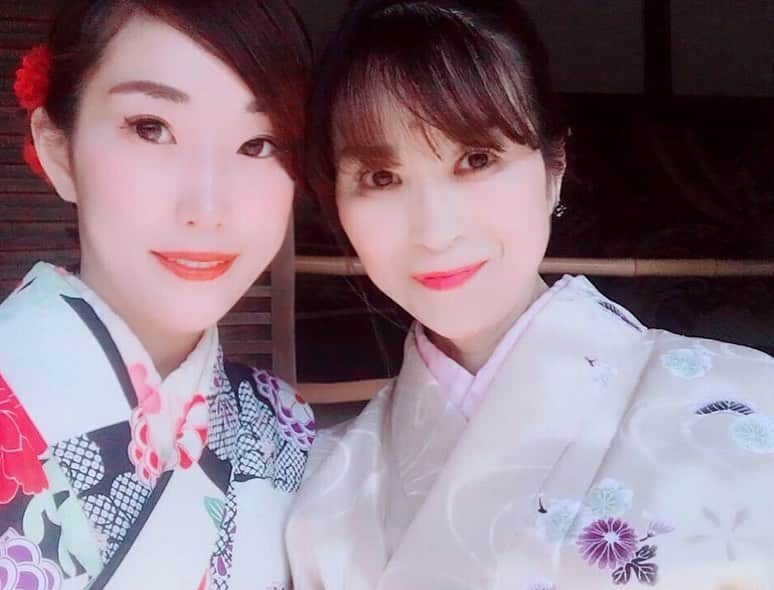 近藤夏奈のインスタグラム：「#mymom 母との京都旅行の時の写真📸👘﻿ 1年半前くらいのかな？😘﻿ ﻿ ﻿ ﻿ 明日も午後5時から午後7時🕔﻿ ウメダFM Be Happy 789🌈 『Be Sports! Friday』🧏‍♀️﻿ ﻿ ﻿ ﻿ 明日のメッセージテーマは💌﻿ 『お母さんとの思い出』です💗﻿ ﻿ 今週の日曜日は母の日ですよね💐﻿ せっかくなので、お母さんへのメッセージと共に﻿ 送って頂くのも大歓迎です😘﻿ 皆さんからのメッセージ沢山お待ちしてます💖﻿ ﻿ ﻿ ﻿ 6時台のコーナーは、私が水泳を始めたきっかけや﻿ 水泳をする事での体への効果などをお話する予定です🏊‍♀️﻿ ﻿ ﻿ ﻿ 今週も2時間生放送でお届けします🗣﻿ ストーリーにスマートフォンから聴いていただける﻿ ページ📻のせてるのでぜひ聴いてみて下さい💖﻿ ﻿ ﻿ ﻿ ﻿ ﻿ #母の日﻿#大好きな母  #ウメダfmbehappy789#ウメダfm」