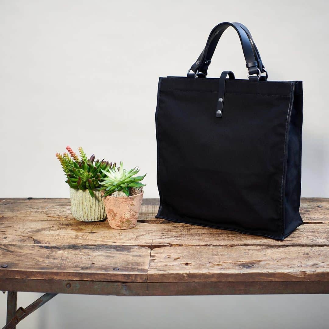 イルビゾンテのインスタグラム：「Remain organized and stylish with the SS20 man collection. ☆  #ilbisonte #menfashion #accessories」