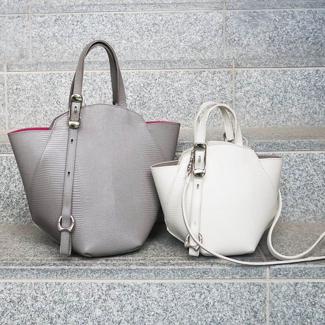 TOFF&LOADSTONE_officialさんのインスタグラム写真 - (TOFF&LOADSTONE_officialInstagram)「【Heptagon Lizard】﻿ ﻿ ヘプタゴン（＝七角形）の変形フォルムがモダンな﻿ 人気のシリーズからSサイズが先行発売中です。﻿ ﻿ 人気のMサイズ同様、リザード型押し牛革に﻿ ポリエステルスエードを貼り合わせています。﻿ ﻿ これからの季節に合わせたい、﻿ 1枚仕立てのジャケットのような軽ろやかさ。﻿ ﻿ #bag #minibag #shoulderbag #leatherbag﻿ #バッグ #ミニバッグ #ショルダーバッグ #レザーバッグ﻿ #toffandloadstone #トフアンドロードストーン」5月7日 18時55分 - toffandloadstone