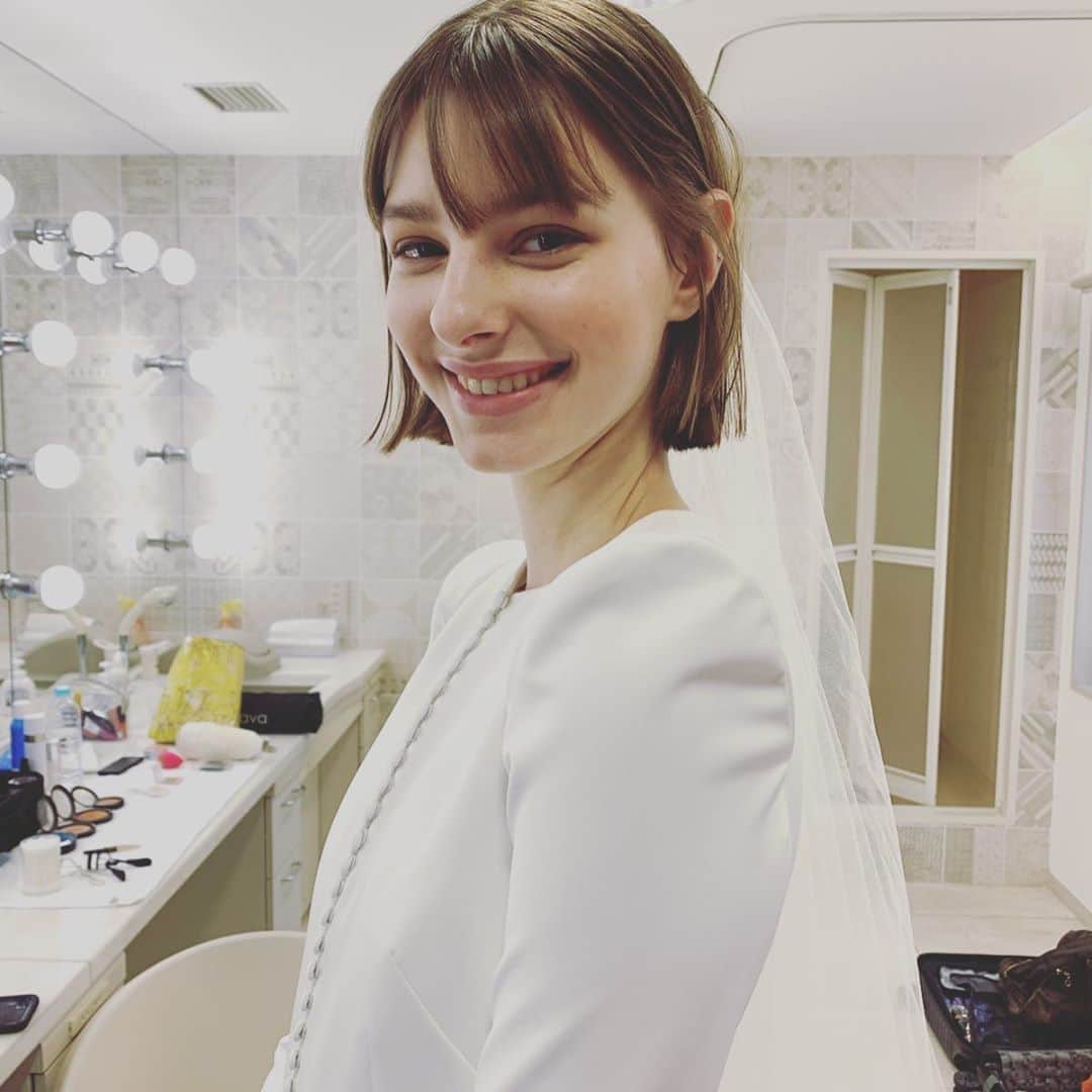 エル・マリアージュのインスタグラム：「今っぽさ、モード感がぐんと増すぱっつん前髪の花嫁ボブ。 @cherubinaofficial のモダンなドレスにもベストマッチ😍😍😍 .. .. dress @mirrormirror_jp .. .. Styling CHIAKI FURUTA Hair & make up AKIKO SAKAMOTO Model LERA .. .. #ellemariage #エルマリアージュ #2020春婚 #2020冬婚 #2020夏婚 #2020秋婚 #日本中のプレ花嫁さんと繋がりたい #ellebride #2020年ウエディングトレンド #fashionbride #花嫁ヘアメイク #花嫁ヘアスタイル #ウエディングヘア #花嫁美容 #花嫁ヘア #花嫁さんヘアアレンジ」