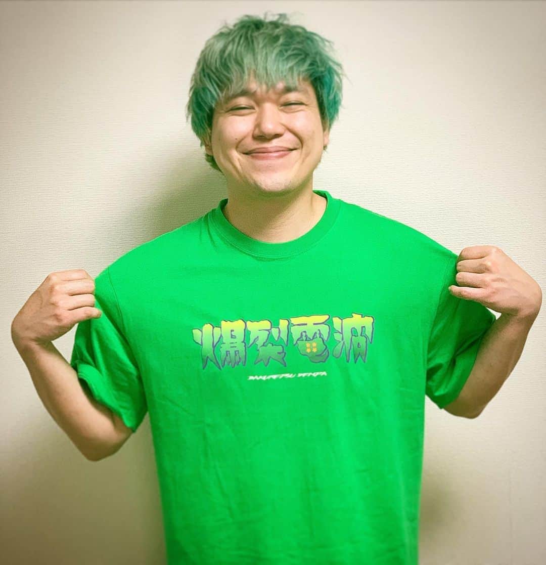 相馬トランジスタさんのインスタグラム写真 - (相馬トランジスタInstagram)「めっちゃかわいいTシャツ買っちゃった💚  知り合いのミドリカワ君がこれの黒色作ってて、「緑あればいいのになぁ〜」って言ったら作ってくれました。優男すぎ。  オススメです！！ #ありがとうミドリカワ #爆裂電波 #肩幅広い」5月7日 19時10分 - somatransistor