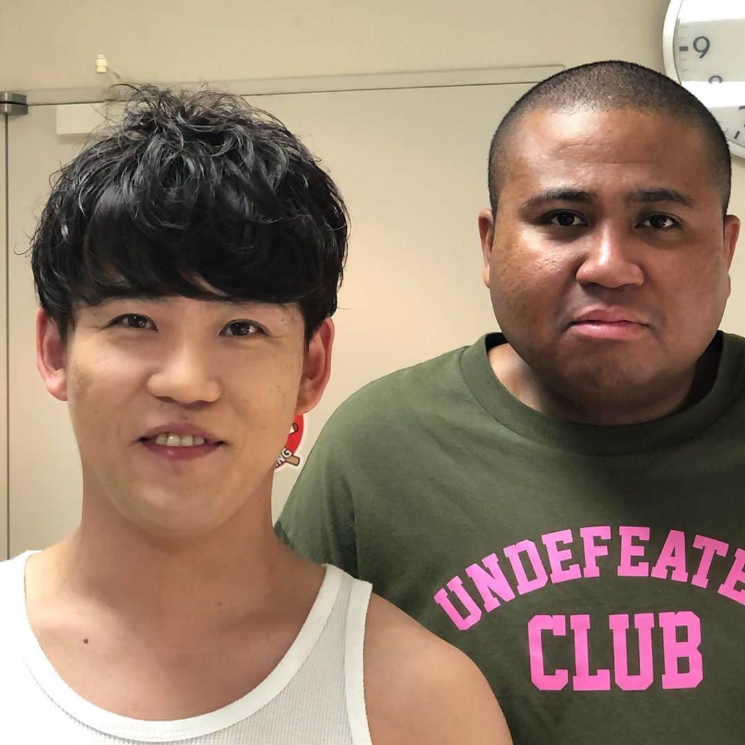 アントニーのインスタグラム：「昨日おたけさんと2時間ぐらい夜中にインスタライブしたけど後半ほとんど何言ってるなわからなかった…  #おたけ #おたけサイコッチョー  #自分の給料自分で言うって言い出して結局言わなかった #日本酒がぶ飲みしてた #お笑い論１料理論9くらいの割合で喋ってた #終盤同棲中の婚約者にうるさいってブチ切れされてた #軽く放送事故 #30分に一回ピスタチオ伊地知さんの話してた #もう仲良くなって7〜8年経つけど #この人のいかれ具合にはまだ慣れない #写真は2か月近く前に湾岸スタジオでバッタリ会った時の」