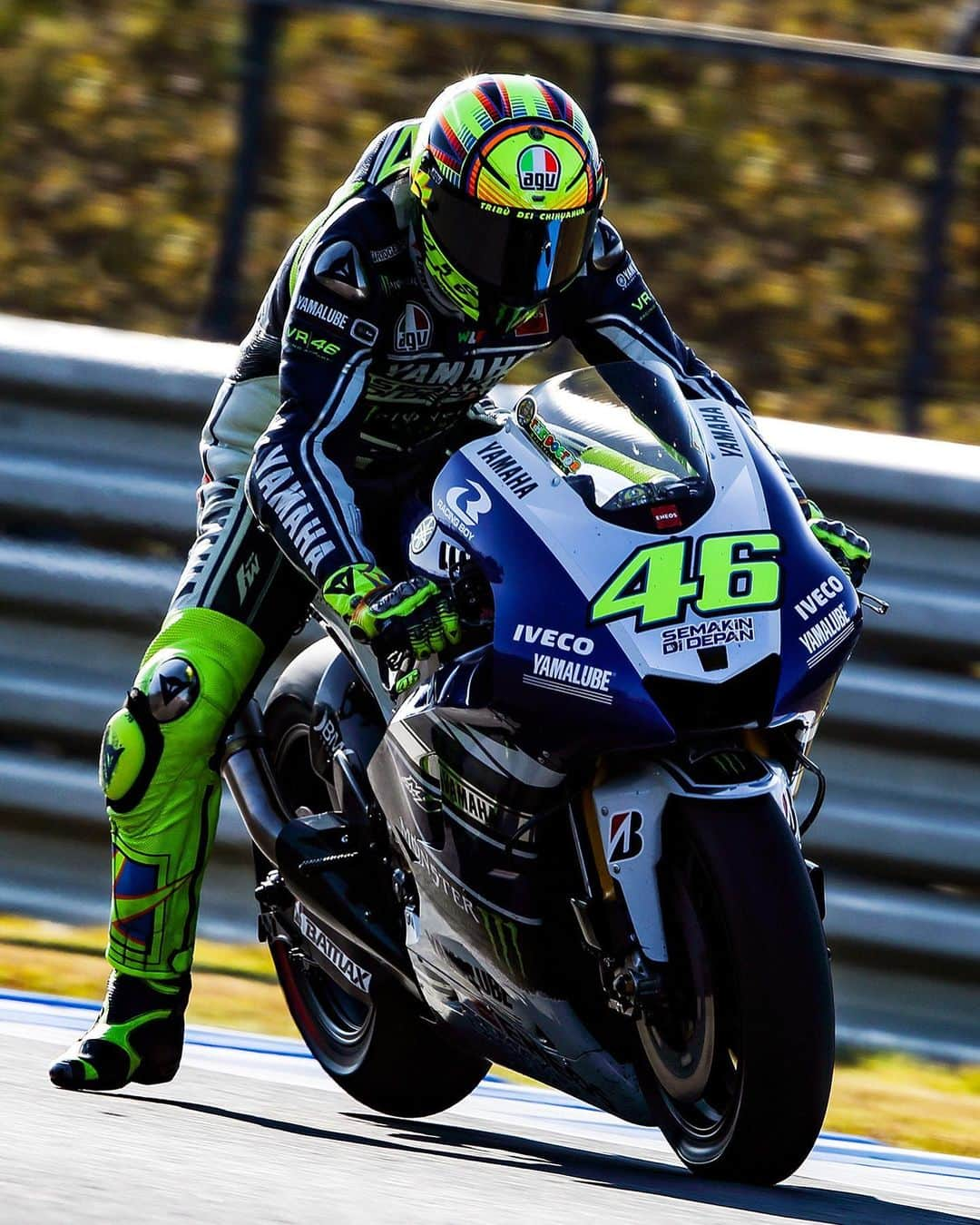 折原弘之のインスタグラム：「2913 Moto GP Japanese GP #VR46 #rossi #yamaha 茂木にこの人撮りに行ったんなよね。 90コーナーでリヤリフト。」