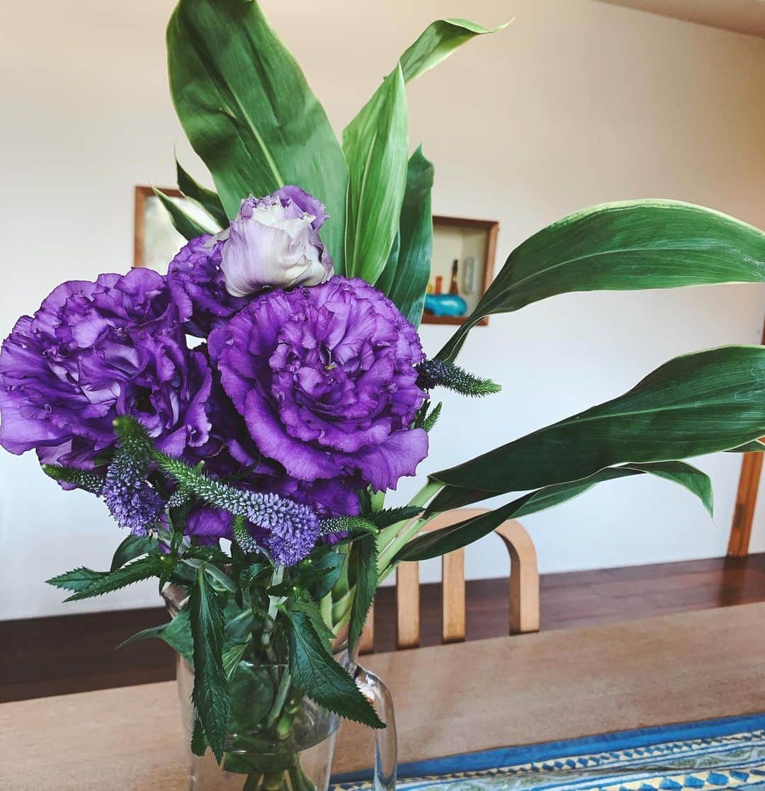 小林ひろ美さんのインスタグラム写真 - (小林ひろ美Instagram)「おうち時間も長期戦へ。 部屋の所々にお花を飾ると、気分が和らいできますね。  #stayhome #トルコキキョウ  #flowers」5月7日 19時17分 - hiromi_kobayashi__