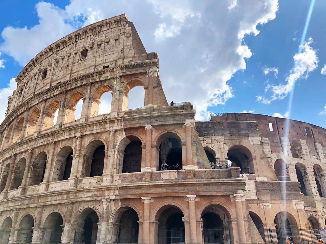 塩見珠希さんのインスタグラム写真 - (塩見珠希Instagram)「ローマ滞在中、3日連続で訪れたけど、自分のポンコツのせいで3日とも入れなかったコロッセオです(笑) 次、イタリアに行くことが出来たら、リベンジしたいとおもいます。 ローマの空港で食べたvenchiのチョコレートのアイス、人生で食べたアイスの中で1番美味しかったです。 ・ #コロッセオ #ローマ #venchi #ジェラート ? #外出自粛で #思い出投稿 #旅 #行きたい 、、、」5月7日 19時23分 - _shiomi6