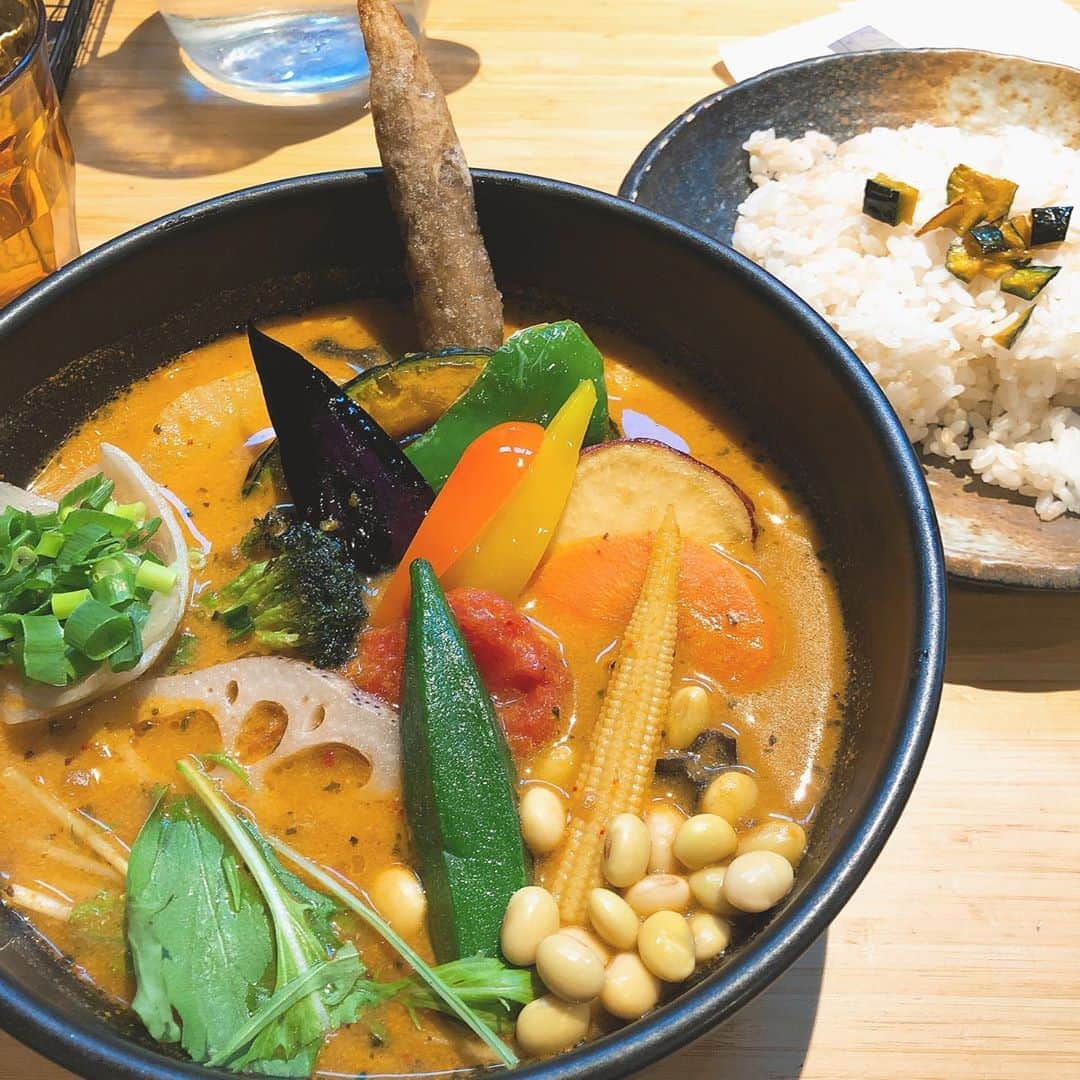 荒木未歩さんのインスタグラム写真 - (荒木未歩Instagram)「下北沢にある 『Rojiura Curry Samurai』 って言うカレー屋さんの スープカレー🍛 ㅤ 食べ物では基本的に並ぶのが嫌な私が 並んでまで食べたカレー🥰 ㅤ とっても美味しかったな〜✨ ㅤ 自粛が終わったら行きたいお店の一つです☺️ ㅤ みなさんは、自粛が終わったら何を食べたいですか？？ ㅤ ㅤ #下北沢 #カレー #スープカレー #curry #自粛中 #お家で過ごそう #自粛終わったら行きたい #営業女子」5月7日 19時29分 - mihoaraki__official