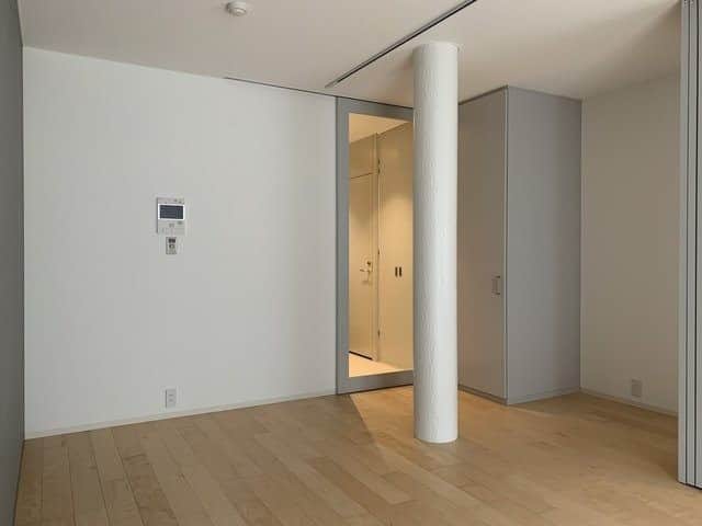 グッドルームさんのインスタグラム写真 - (グッドルームInstagram)「▼たくましい〈柱〉と共に  存在感のある柱。 思わず身を預けたくなってしまいます。 柱だけでなく、この空間にも。 ＊360度ぐるっと見渡せるお部屋です＊ ※女性限定のお部屋です ⁠ -------------------⁠ ⁠ 東京 #吉祥寺 1DK 35.97㎡ ⁠ 白メインの柔らかな空間。  お部屋に入るとまず寝室という、 ちょっと特徴的な間取りの1DK。  晴れた休日には南向きの光をたっぷり浴びて、 食事に読書を楽しみたい。  そんな理想を叶えるための間取りです。 また寝室とリビングの仕切りを開くと、 まるで1つのお部屋のような開放感が得られます。  お部屋の特徴は充実した設備。 キッチンは2口IHの両側にスペースがあります。  そしてサニタリースペース。 ホテルライクでデザイン性だけでなく、 機能面も備わっているのが嬉しいポイント。 特に洗面台サイドにスペースあるのがいいですね。  デザインだけでなく、機能面でも女性に嬉しいが 詰まっているお部屋です。 ・⁠ こちらの物件は実際に住めるお部屋です。詳細はストーリー、ハイライトにて！⁠ ・⁠ こだわりのお部屋探しは、@goodroom_jp から URLをチェック！⁣⁣⁣⁣⁣⁣⁣⁣⁣⠀⁣⠀⁠ ・⠀⁠ ※最新のお家賃につきましては、リンク先物件ページからご確認ください。⁠ ⁠・⁠ #goodroom #interiordesign #decoration #myhome #homedesign #interiordecor #urbanlife #apartment #tokyo⁠ #東京 #生活 #シンプルな暮らし #シンプルライフ #日々の暮らし #引っ越し #暮らしを整える #一人暮らし #物件探し #お部屋探し #お洒落な暮らし #理想の空間 #空間デザイン #間取り図 #賃貸⁠ #丁寧な暮らし #ホワイトキッチン  #ホテルライクな家 #一人暮らし女子 #こんな家に住みたい」5月7日 19時30分 - goodroom_jp