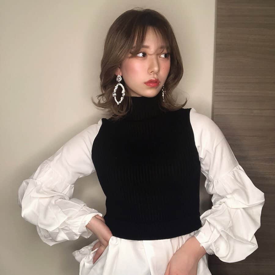 のインスタグラム：「今日はいつもよりちょっと大人っぽい服〜🙆🏻‍♀️ ニットやのに薄手やし、腕のとこのフワフワ感がめっちゃ可愛くてお気に入り✌🏻️ #fifth #fifthtl #フィフス #ボリュームスリーブドッキングニット @fifth_store」