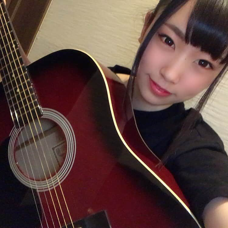 暁成実のインスタグラム：「・ ・ にゅーちゃれんじ🎸✌️✨ ・ ・ #仮面女子候補生west #暁成実 #New #challenge #guitar #ギター女子 #初心者 #大阪 #地下アイドル #仮面女子シアター #followｍe」