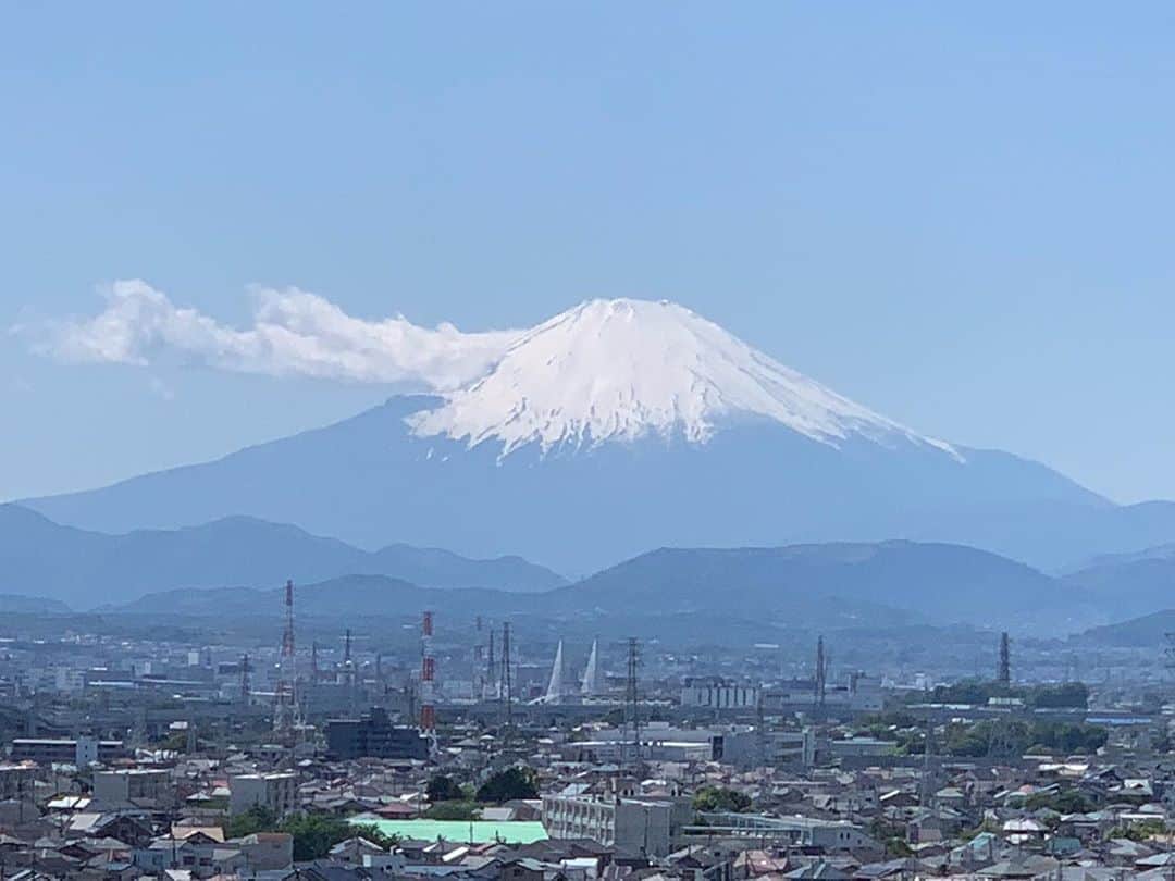 杉山愛さんのインスタグラム写真 - (杉山愛Instagram)「🗻今日の富士山🗻  空気が澄んでいるのか🤔 富士山がくっきり😌 いつ見ても富士山はいいね👍 エネルギーを感じます🤲」5月7日 19時34分 - aisugiyamaofficial