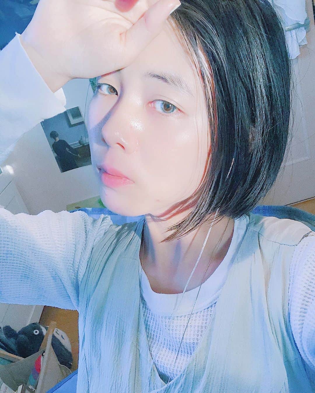 木村仁美のインスタグラム：「夕陽差す部屋にて。  今日は一日音楽制作に関することを進められてとても心地が良いです❁  自宅でRec環境を色々揃えた甲斐がありました この感じ…とってもワクワクする…  皆さんにしっかりお披露目できるように、丁寧に一歩ずつ積み重ねていくのみです◎  #今日の青い」