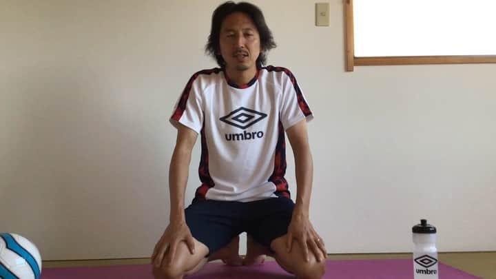 橋本英郎のインスタグラム：「【おうち簡単トレーニング】DAY8 今日は、体幹の脇腹の部分のトレーニングをします。 ． ポイントは、 ・１枚の板になる（カラダ部分） ・膝は90° ・肘と肩は同じラインにする ・上の肩が前、後ろにいかないよう気をつける（肩の外側は天井に向いている） ・呼吸は止めずにしっかりする  下記はステップアップする際は。 ・足を伸ばす ↓ ・かかとから上に上げる（お尻も鍛えられます） ↓ ・足先まで伸ばしてキープ ・1本の棒のように頭から足先まで一直線に ↓ 上の足を上げる ↓ 手を上げる ↓ 足を上下させる ※バランスが崩れる場合は難しいものはせず、まずはしっかりと整ったフォームで出来る様に。  時間は、 20秒キープを左右3セットずつ、 余裕があれば  30秒×3セット  やってみてね。30秒が余裕ならこれ以上秒数は増やさず、難易度を上げていってください。 ゆっくりゆったり無理せずチャレンジしてね。  いいおうち時間をお過ごし下さい。 ． ． ．  #おうちでトレーニング  #簡単トレーニング  #fc今治  #橋本英郎  #umbro  #2週間  #毎日トレーニング  #家トレ  #いまできること」