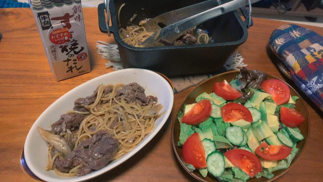 長田成哉のインスタグラム：「和風すき焼きパスタwithサラダ🥗イェイ。 #個人的な自炊の記録」