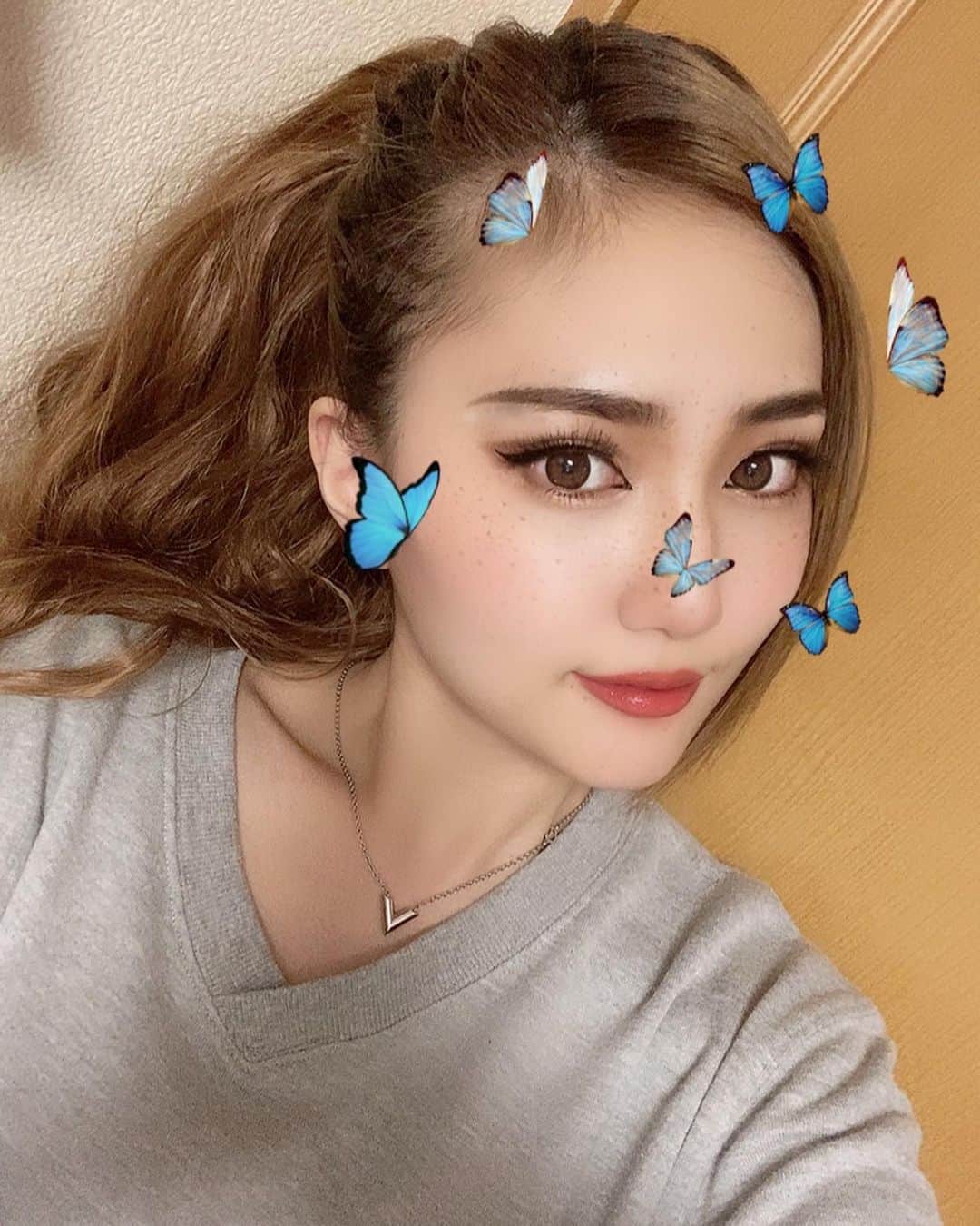 守田美咲のインスタグラム：「自粛中暇でやる事ないのでメイクいつもと変えてみた🧚🏼‍♀️💓 ドウカナ？🧐 ちなワンタッチエクステでロングポニテ🖤  #makeup #メイク #自粛生活 #ワンタッチエクステ」