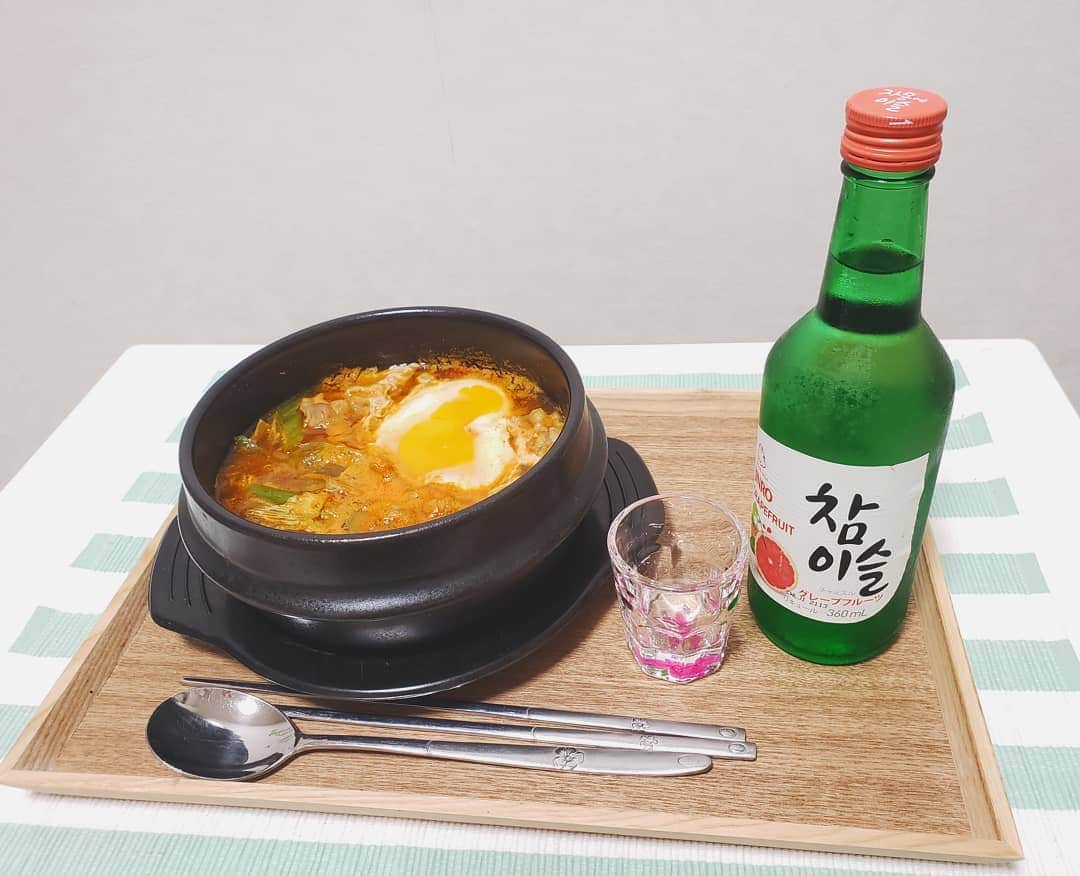 服部ひで子のインスタグラム：「韓国ドラマ見てると  ごはんや お酒のシーンが よく出てくるので  無性に 食べたくなり  無性に 飲みたくなります。  今日は 韓国に、おうち時間旅行です✈️👜✨🇰🇷✨」