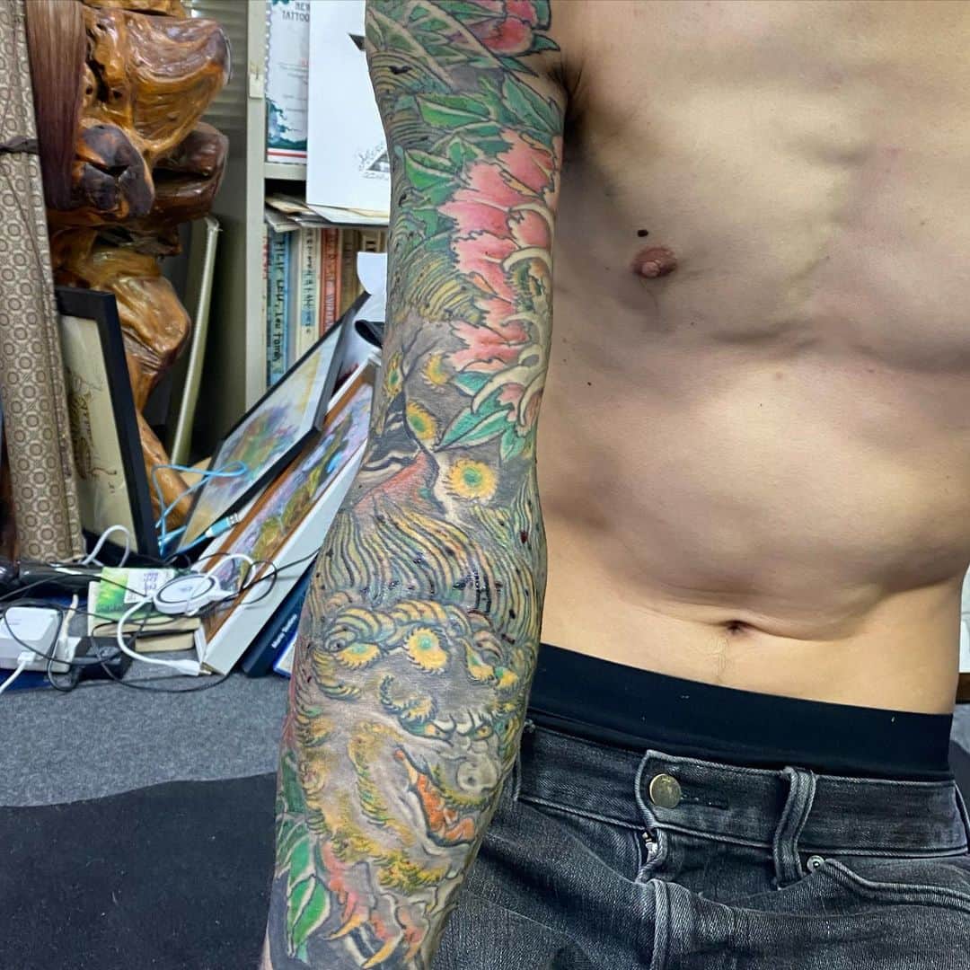 中野義仁さんのインスタグラム写真 - (中野義仁Instagram)「finish ‼️freehand work . day by day inspiration work #karajishi #botan  #H2ocean #H2oceanproteam #officialh2ocean #instagram  #traditional #freehand  #japan #art #artist #artistmafia #friend #tattoos #tattooing #tattoo #tattoomag  #inK #inkdmag #tattoomagazine #tattoos_of_instagram #memarky  #tattoolifemagazine #tattooenelgy #tattooinstagram #tattoomania #artistmafia #tattoocultur #tattoocomunity #tattooculturmagazine #tattooare  @jessyentattoo @dennis_camsupply @yokohama_tattoo_museum @souryou @kiwamijewelry @horiyoshi3shop @taiwantattooconvention」5月7日 19時58分 - horiyoshi_3