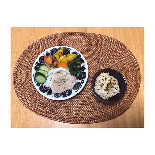 みのり(26)＠東京 ダイエットさんのインスタグラム写真 - (みのり(26)＠東京 ダイエットInstagram)「🍖夜ご飯 . 鶏ムネ肉 緑黄色な野菜炒め(オリーブオイルと塩) ほうれん草のお浸し 浅漬けきゅうり 玄米 . . . 飲み会で、飲んだくれて、 たくさん食べるわけじゃないから 夜にお米を食べても、 量さえ気を付ければ、別に太ったりしない✌️いえい . . 逆三角形の法則で、 夜の食事の割合は、朝昼より少なくていいけど(∗˘ᴗ˘∗) . 夜は糖質を抜いていた習慣からの卒業🌸 幸せ〜😌❤️ . まぁ調整が大事ということ。 . ちょっとずつ量変えても、 痩せてるのよこれが😳 . . #stayhome #おうち時間 . #ダイエット #diet #ダイエット日記 #ダイエット記録  #instadiet #ダイエット仲間募集 #ダイエッター #公開ダイエット #dinner #夜ご飯 #夕食 #夜ごはん #低糖質 #糖質制限 #食べて痩せる #女子力 #脂肪燃焼 #ヘルシー生活 #コロナに負けるな #covid_19 #外出自粛中の過ごし方 #何もしないをする」5月7日 19時58分 - minorizap