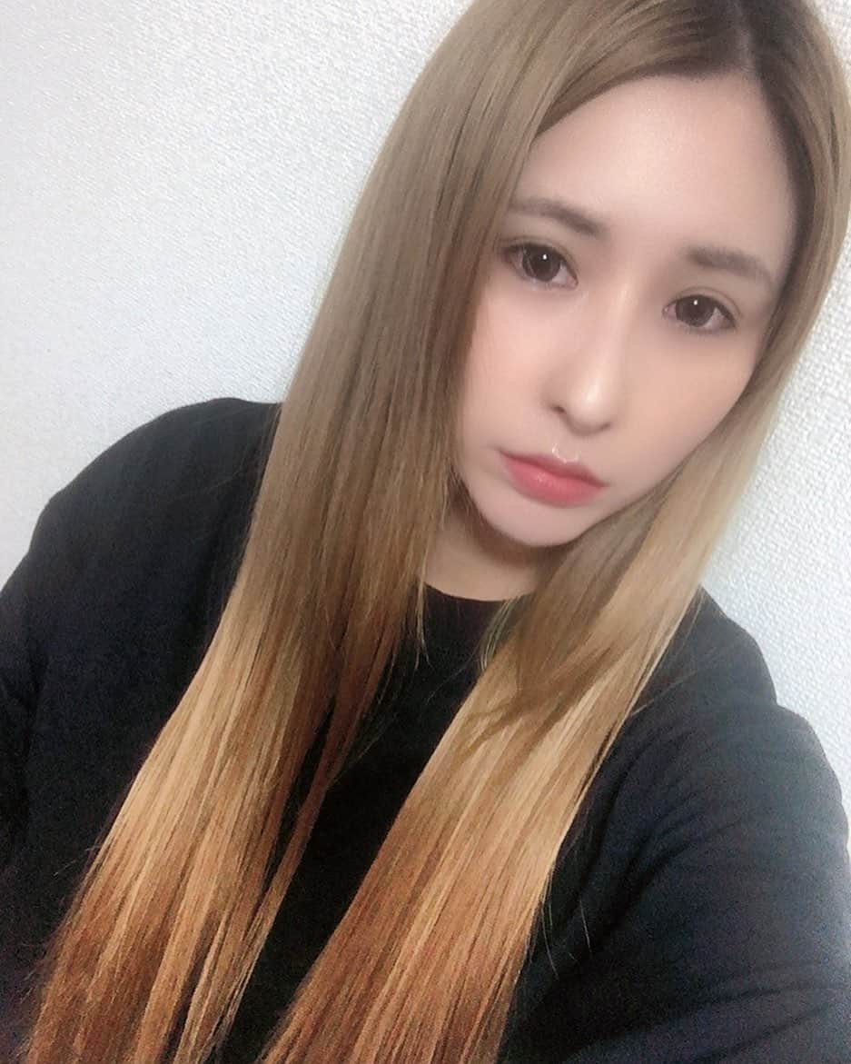 有馬綾香のインスタグラム：「コロナでヘアサロン行ってないのに 引きこもりで紫外線を浴びてないせいか髪がつやつやな事件。」