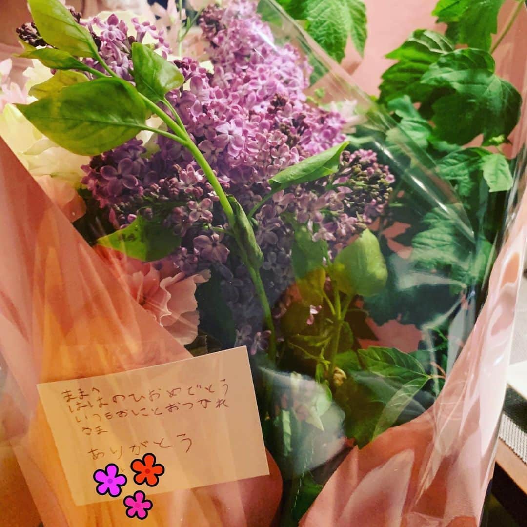 林マオさんのインスタグラム写真 - (林マオInstagram)「家でご飯を食べていると、 突然お花が届きました！！ びっくり！  少し早めの 娘からの母の日のプレゼント💐  こちらこそ いつも笑顔をありがとう☺️」5月7日 19時59分 - maohayashi_ytv