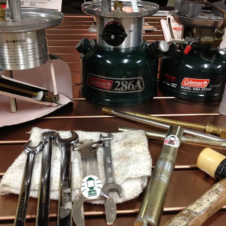 Coleman Japanのインスタグラム：「アウトドアアイテムをメンテナンスしよう🔧 ・ いつでも思いっきりアウトドアが楽しめるように、この機会に不足パーツや劣化はないかチェックしましょう🧐 ・ パーツ販売や、保管方法の紹介、メンテナンスカタログも公開しておりますので、是非お役立てください💡 ・ ▶︎キャンプ用品保管・メンテナンスのコツ https://bit.ly/2SpNegc ・ ━━━━━━━━━━━━━━━━━ #おうちコールマン を付けて投稿して頂いた中から素敵なお写真は、コールマン公式SNSでご紹介させて頂きます♪ ━━━━━━━━━━━━━━━━━ ・ ・ ・ #灯そうColeman #灯そうコールマン #灯そう #Coleman #コールマン #Lantern #ランタン #ガソリンランタン #Camp #キャンプ #Outdoor #アウトドア #おうちキャンプ #おうち時間 #StayHome #うちで過ごそう #私のコールマン」