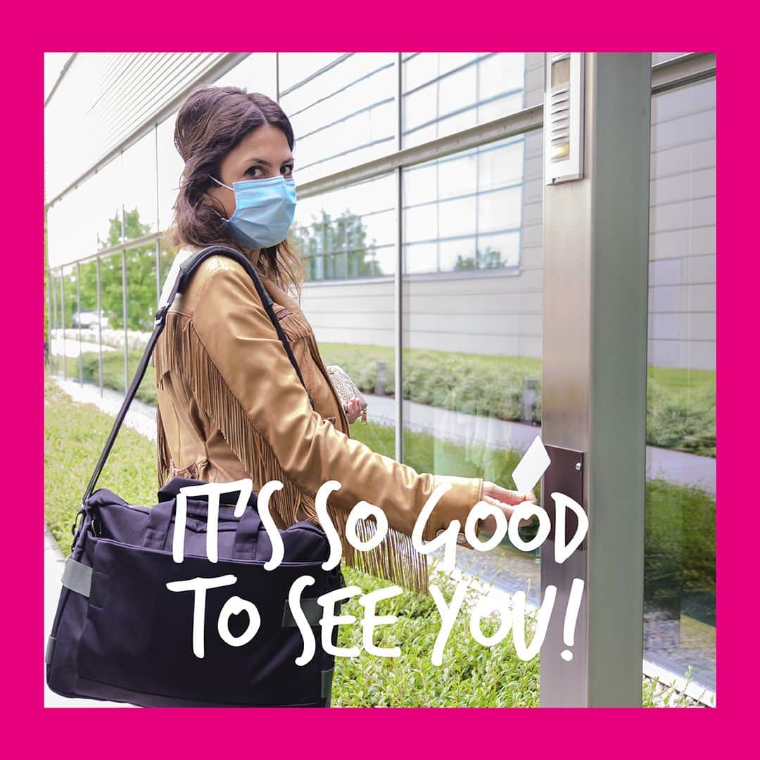 PINKOさんのインスタグラム写真 - (PINKOInstagram)「And here is how the #PINKOFamily dealt with its office comeback! Slide left to see the full story, with health and safety rules, screening tests before accessing the offices and masks, of course: this is #PINKOtakecare! We missed you a lot! #PINKO」5月7日 20時00分 - pinkoofficial