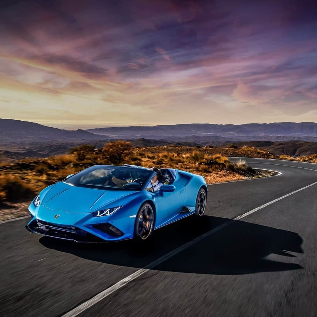 ランボルギーニのインスタグラム：「Celebrate the freedom and thrill of driving. Introducing the new Lamborghini Huracán EVO Rear-Wheel Drive Spyder: a V10 marvel of lightweight engineering, with rear-wheel drive and a specially tuned Performance Traction Control System. Breathe the emotion of speed.  Discover it in Augmented Reality! Don’t forget to share, using the hashtag #LamborghiniAR: link in bio.  #Lamborghini #HuracanEVORWDSpyder #RewindToRWD」