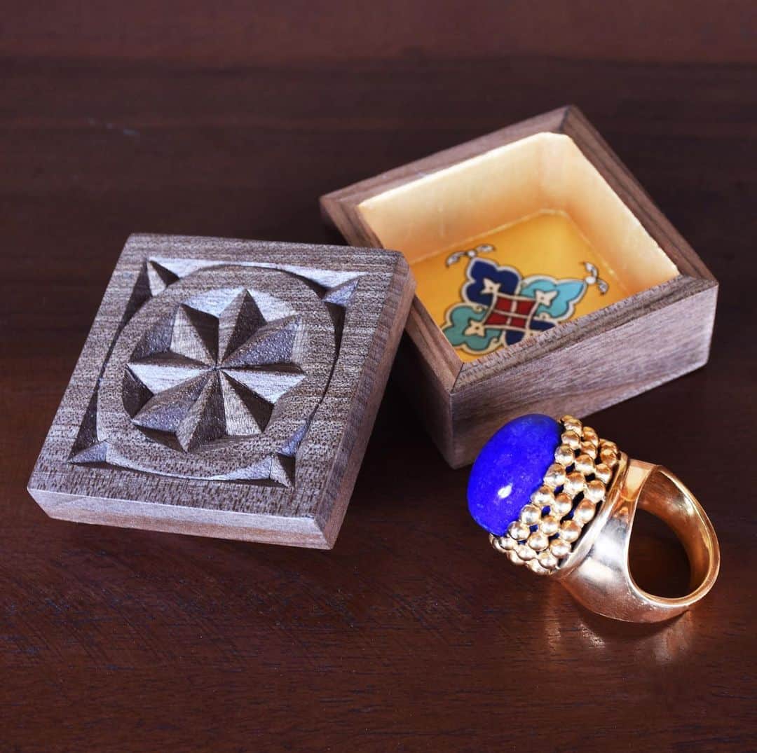 ベックスロックスのインスタグラム：「#MadeinAfghanistan ⠀⠀⠀⠀⠀⠀⠀⠀⠀ The Taara ring.  Encapsulating the spirit of Afghan nomadic tribes in one single jewel delivered in a traditional Jali peek a boo hand painted box in collaboration with @turquoisemountain. ⠀⠀⠀⠀⠀⠀⠀⠀⠀ Together with Turquoise Mountain we have launched an appeal to raise $20,000 to provide food supplies to 100 vulnerable families in Murad Khani.  Just $100 will cover one months supply of food for one family. ⠀⠀⠀⠀⠀⠀⠀⠀⠀ Please consider supporting.  You can donate through the link in our Bio and view the short film on our previous post. ⠀⠀⠀⠀⠀⠀⠀⠀⠀ With love and hope you’re all keeping safe and positive in this time.  Bex x 💙 .  For more info to pre order the ring contact thestudio@bexrox.com or DM us . . . . #ethicaljewellery #artisanmade #jewelswithsoul #healingstones #afghanistan ⠀⠀⠀⠀⠀⠀⠀⠀⠀」