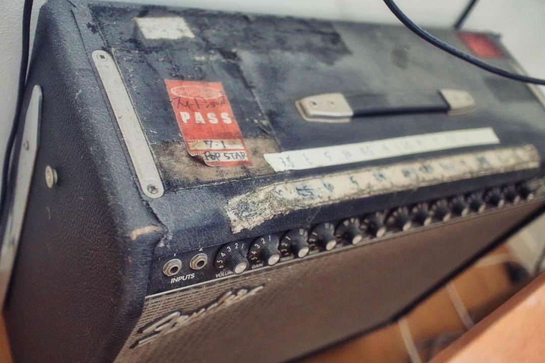 近藤薫さんのインスタグラム写真 - (近藤薫Instagram)「懐かしい！スタジオの掃除をしてたらひょっこり顔を出したアンプ。20年前、がっつりタッグ組んでたアンプです。今はアコースティックばかりだから電源すら入れていないけど。 #スィートショップ #Fender #Twinamp #guitar #Sweetshop」5月7日 20時05分 - kondo_kaoru