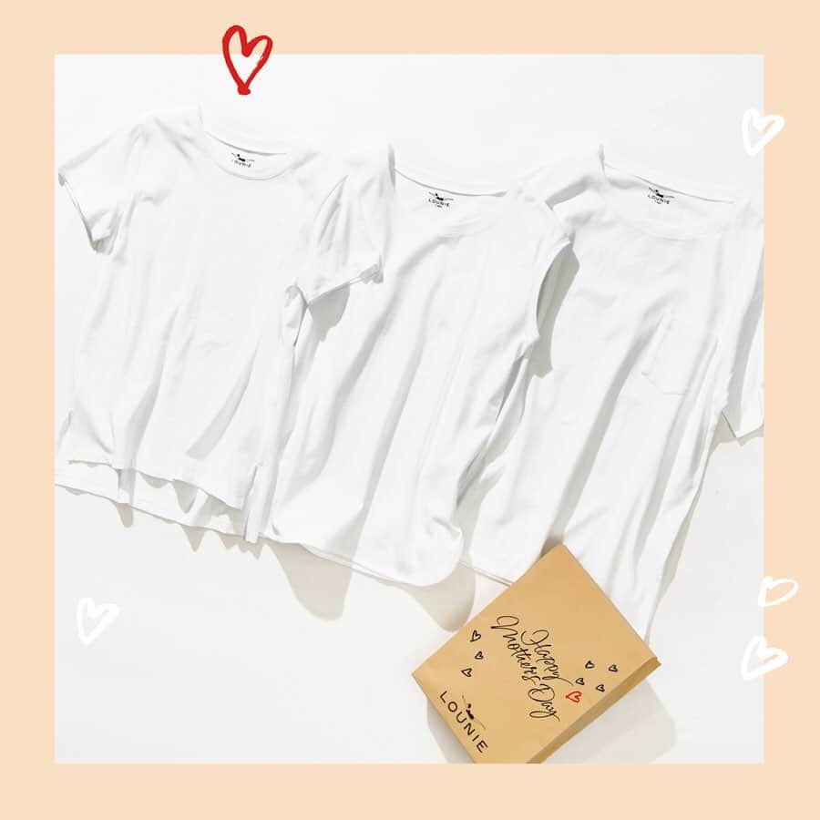 LOUNIE（ルーニィ）さんのインスタグラム写真 - (LOUNIE（ルーニィ）Instagram)「《Happy Mother's  Day☆》一度完売した人気アイテム『3枚パックTシャツ』が再入荷！ ㅤㅤ デザイン違いのTシャツ3枚がセットになったお得なパック。なんと、パッケージの表面にメッセージを書き込める仕様に！ 今週末の母の日に"ありがとう"のメッセージを添えて。 ㅤㅤ この夏最高に使える3種のデザインTシャツセット。超人気商品なのでお早めにチェックを！ ㅤㅤㅤㅤㅤ 3set T-shirts(10227219①)¥12000+tax ㅤㅤ #LOUNIE#lounie#ルーニィ#2020ss#fashion#lagom#escape#tシャツコーデ#母の日プレゼント」5月7日 20時08分 - lounie_jp