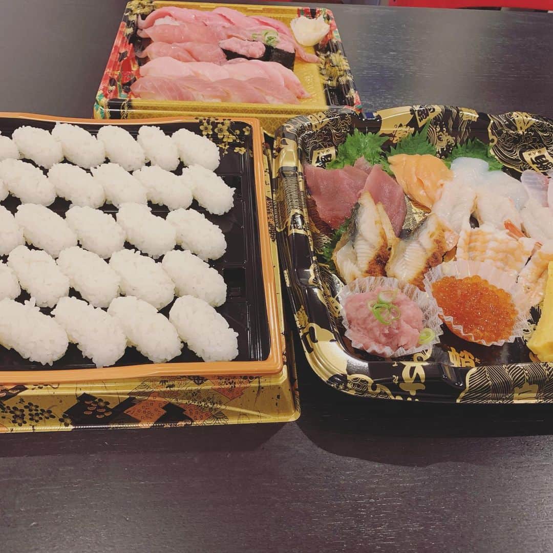 飯田圭織さんのインスタグラム写真 - (飯田圭織Instagram)「今日は息子のリクエストでテイクアウト寿司🍣 お家で作れるお寿司セットがはま寿司で販売されていて、主人におつかいをお願いしました✨ ちょっとした外食気分で子供達大喜びでよく食べてくれました😊✨ わたしも楽が出来ました😜💦 近所のお店もテイクアウトを頑張っており、応援の気持ちも込めて、わたし自身も疲れてしまわないようにテイクアウトを利用させていたどこうと思います✨ #うちで過ごそう  #テイクアウト  #はま寿司  #子供達大喜び  #応援も込めて」5月7日 20時15分 - iidakaori.official